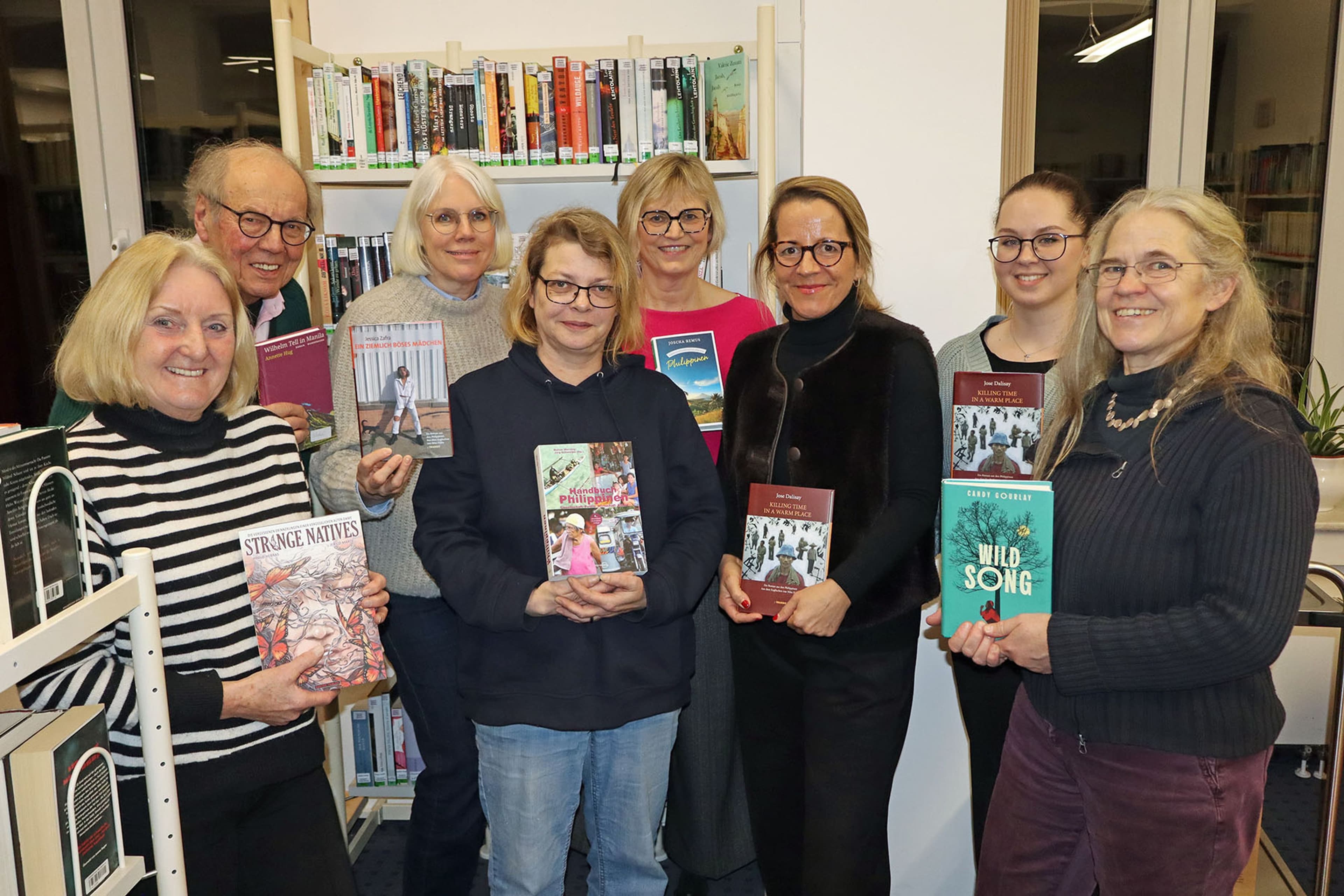 Das Team des Literaturpflasters zieht eine positive Bilanz und präsentiert begeistert die neuen Bücher der Stadtbücherei.