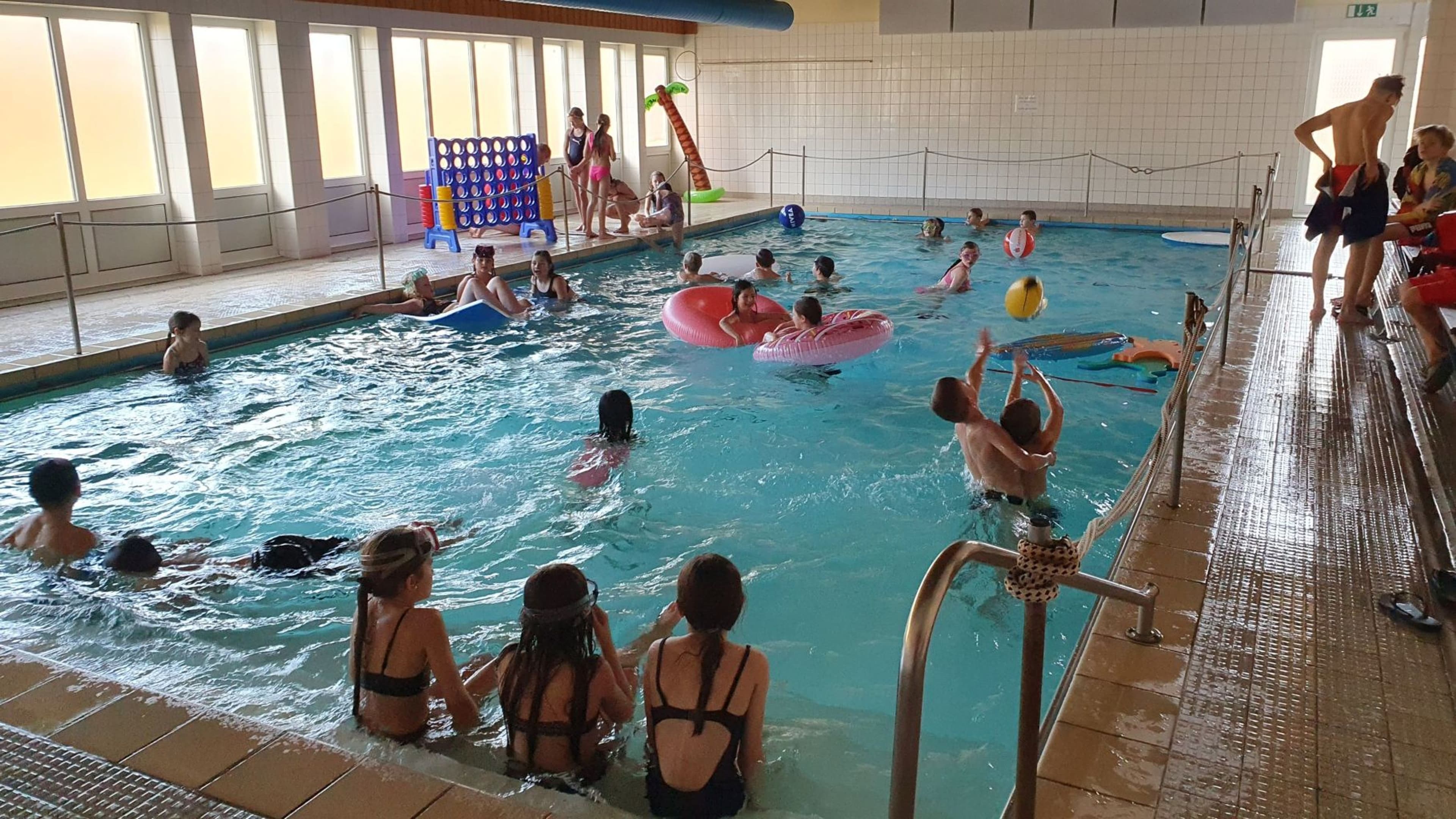Halbjahreszeugnisse werden mit einer großen Poolparty im Lehrschwimmbecken gefeiert. Halbjahreszeugnisse werden mit einer großen Poolparty im Lehrschwimmbecken gefeiert.