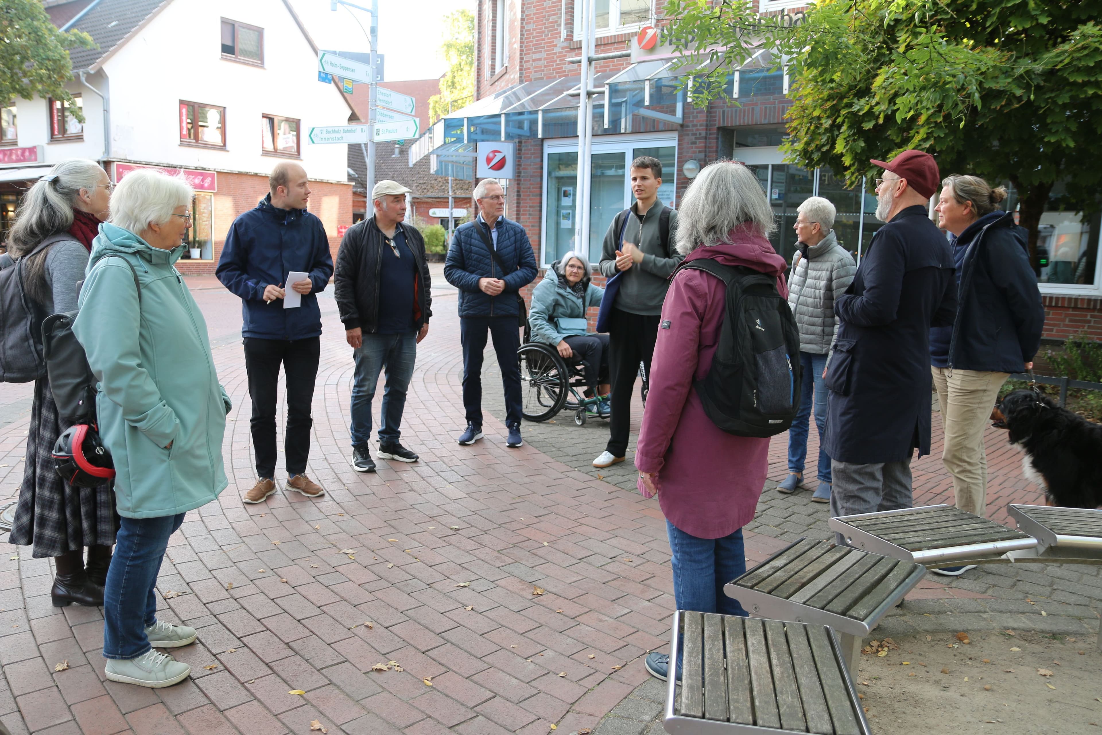 Begehung im Rahmen des Fußverkehrs-Checks in Buchholz zur Verbesserung der Fußgängerfreundlichkeit. Begehung im Rahmen des Fußverkehrs-Checks in Buchholz zur Verbesserung der Fußgängerfreundlichkeit.