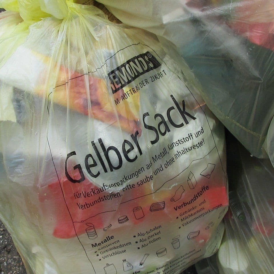 Illegales Grillen beendet - Einsatzkräfte räumen die Grünanlage auf