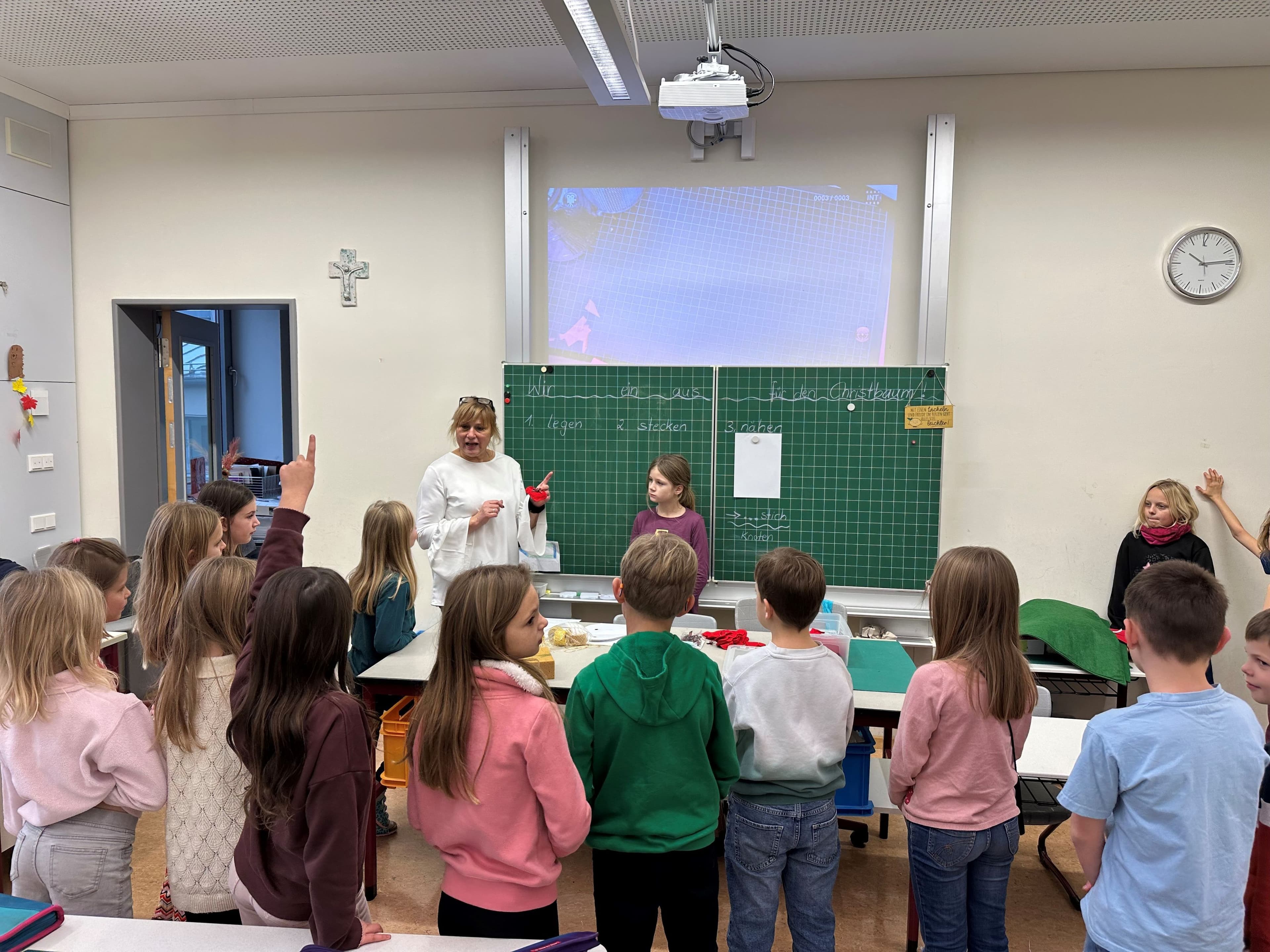 Filzherzen der Klasse 3b verzaubern Weihnachtsmarkt | Symbolbild