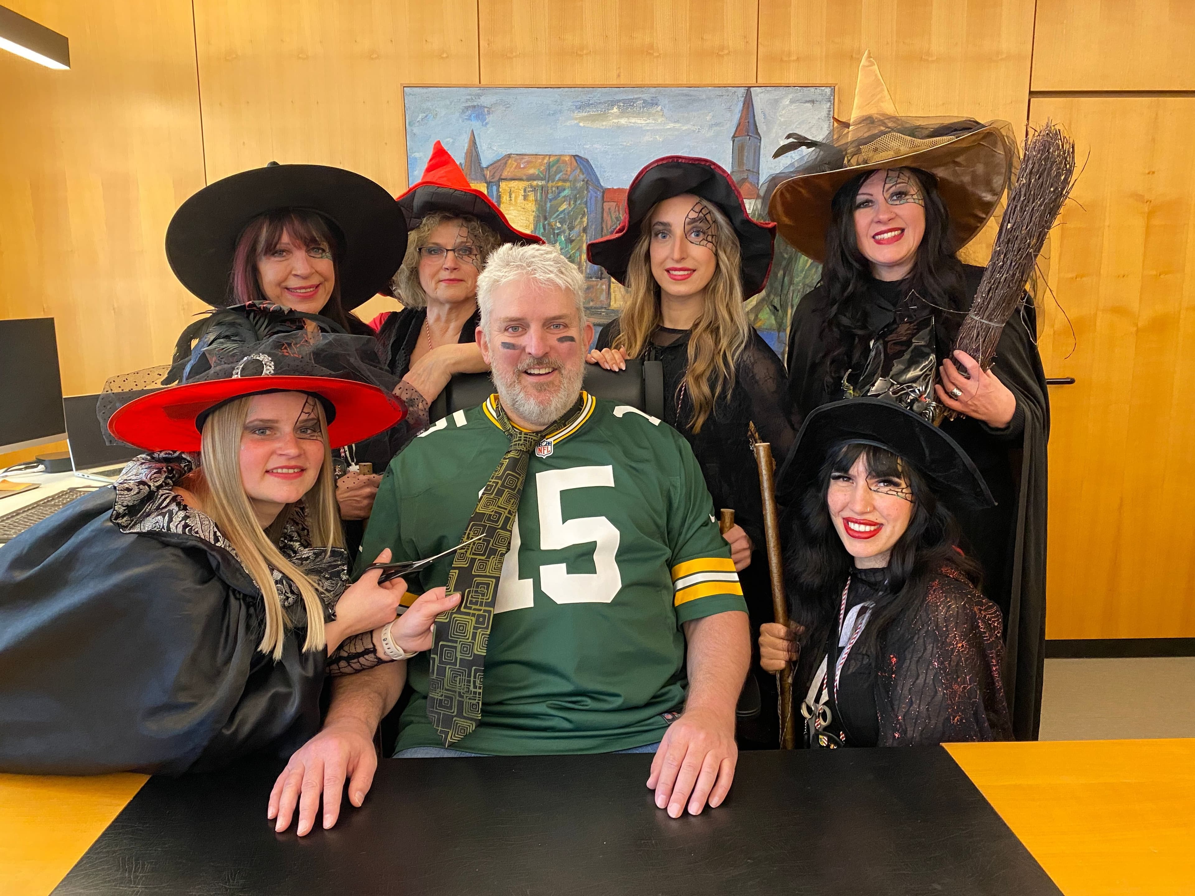 Bürgermeister Thomas Lang als Footballspieler mit den Hexen der KG Hilaritas im Laufer Rathaus., Kinder auf dem Festumzug beim Dorffest in Grünheim. Bürgermeister Thomas Lang als Footballspieler mit den Hexen der KG Hilaritas im Laufer Rathaus., Kinder auf dem Festumzug beim Dorffest in Grünheim.