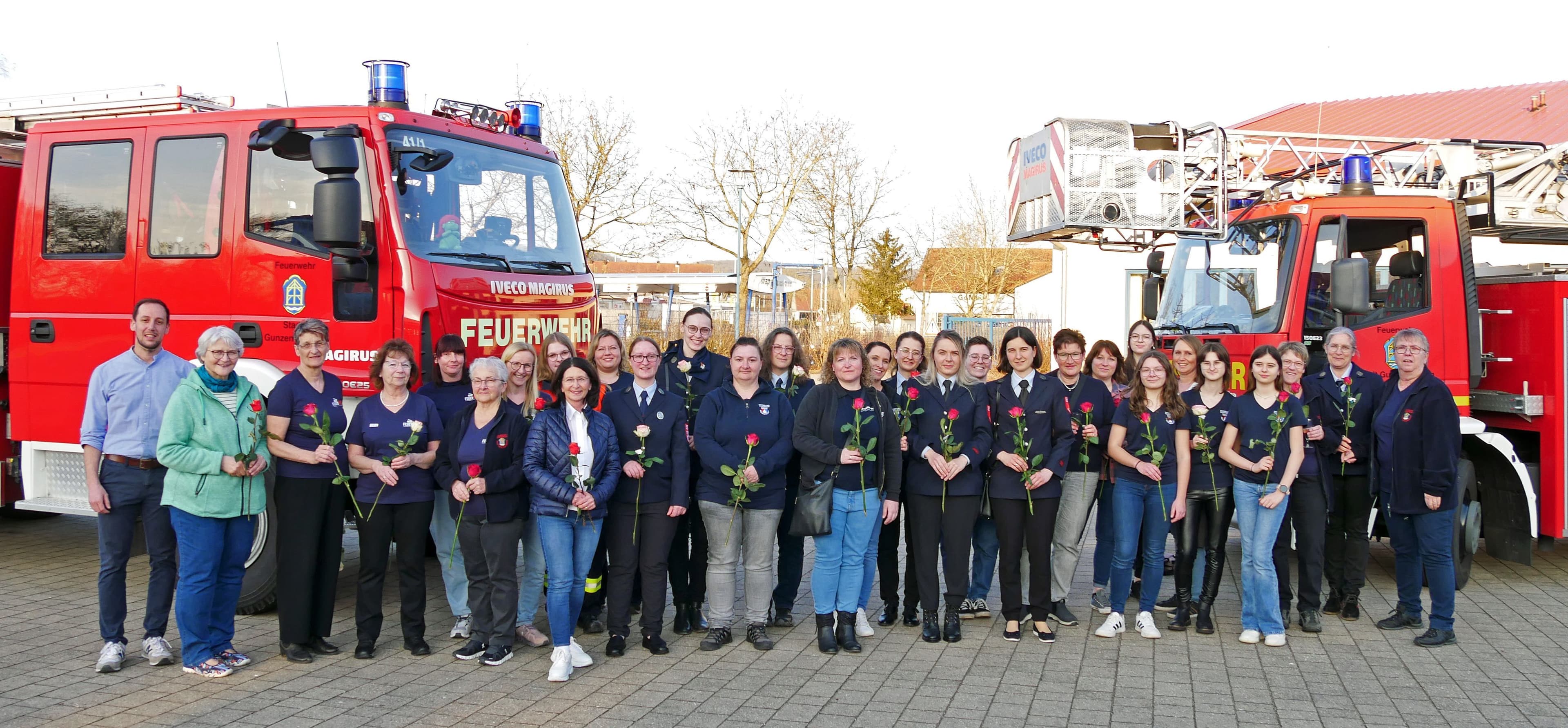 Ehrenvolle Geste: Feuerwehrfrauen in Gunzenhausen erhalten Fair-Trade-Rosen | Symbolbild