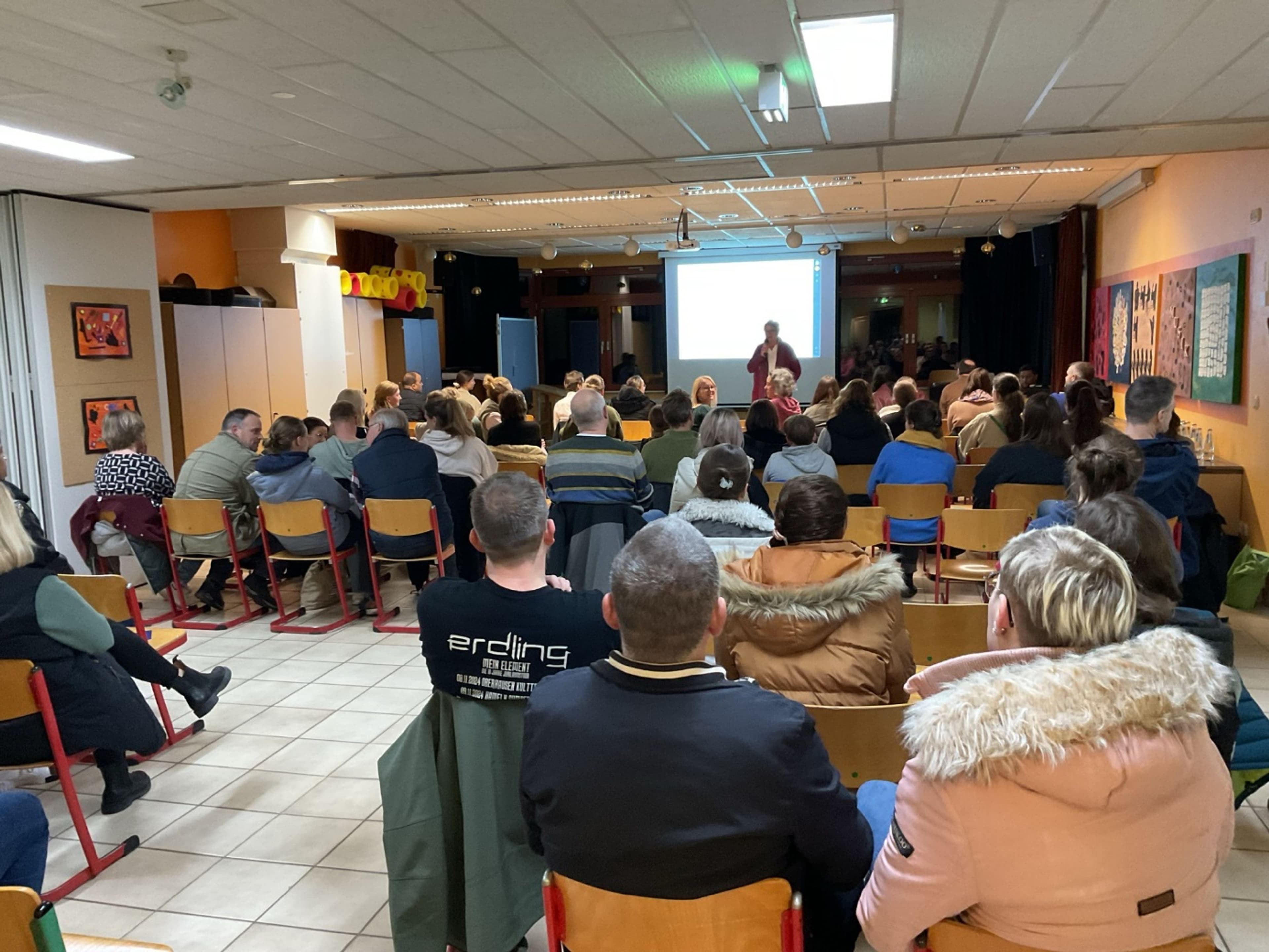 Digitale Gefahren im Fokus: Elternabend an der Dieffenbachschule | Symbolbild