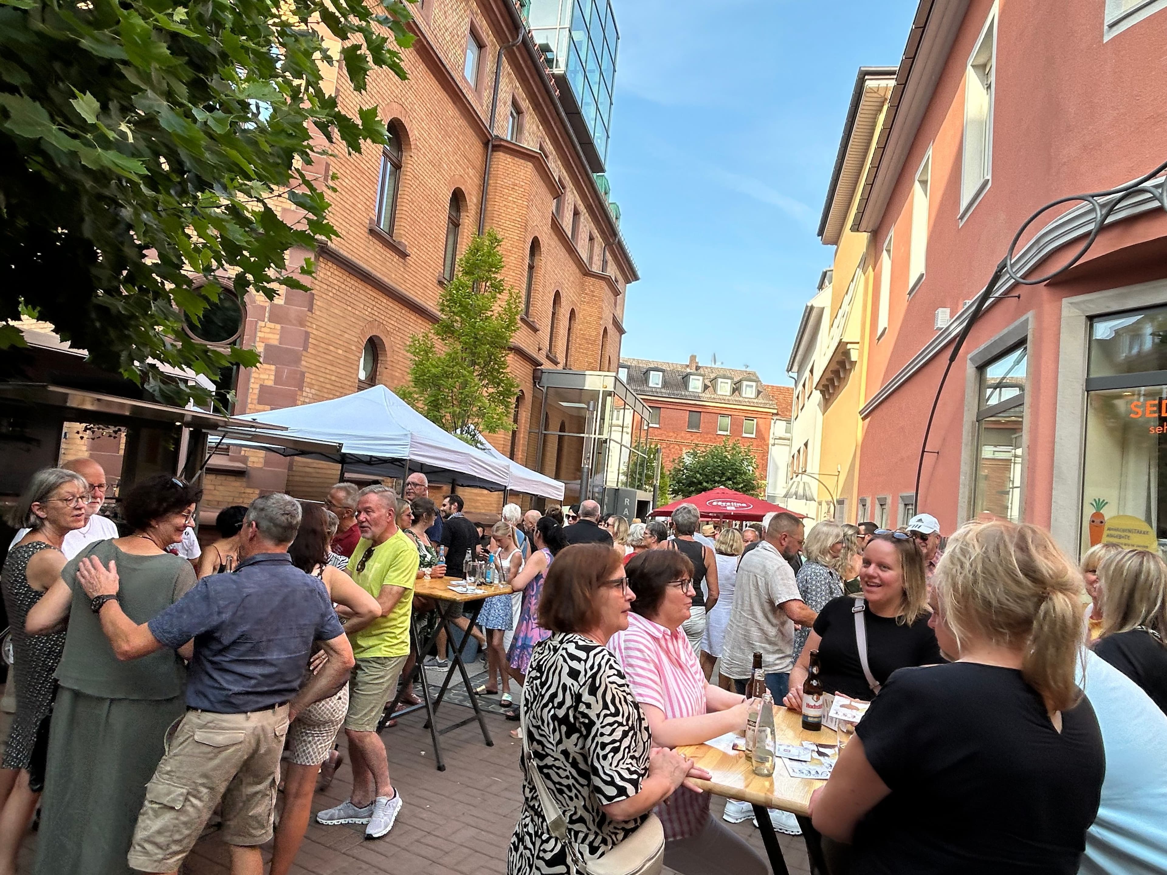 Sommerliche After-Work-Partys in der Rathausgasse | Symbolbild
