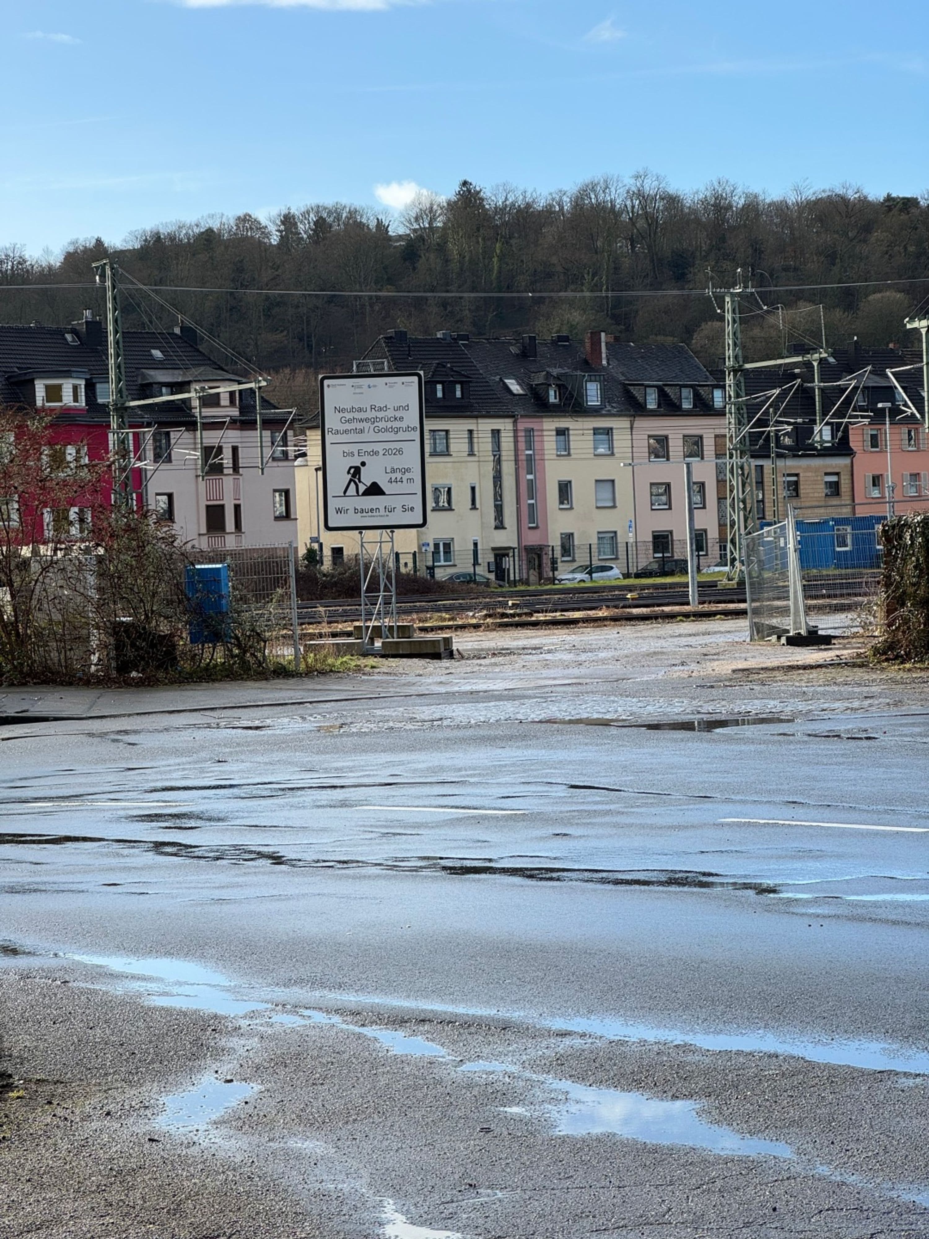 Die Arbeiten an der neuen Geh- und Radwegbrücke verlaufen nach Zeitplan. Im März sollen bereits Brückenteile eingehoben werden. Die Arbeiten an der neuen Geh- und Radwegbrücke verlaufen nach Zeitplan. Im März sollen bereits Brückenteile eingehoben werden.