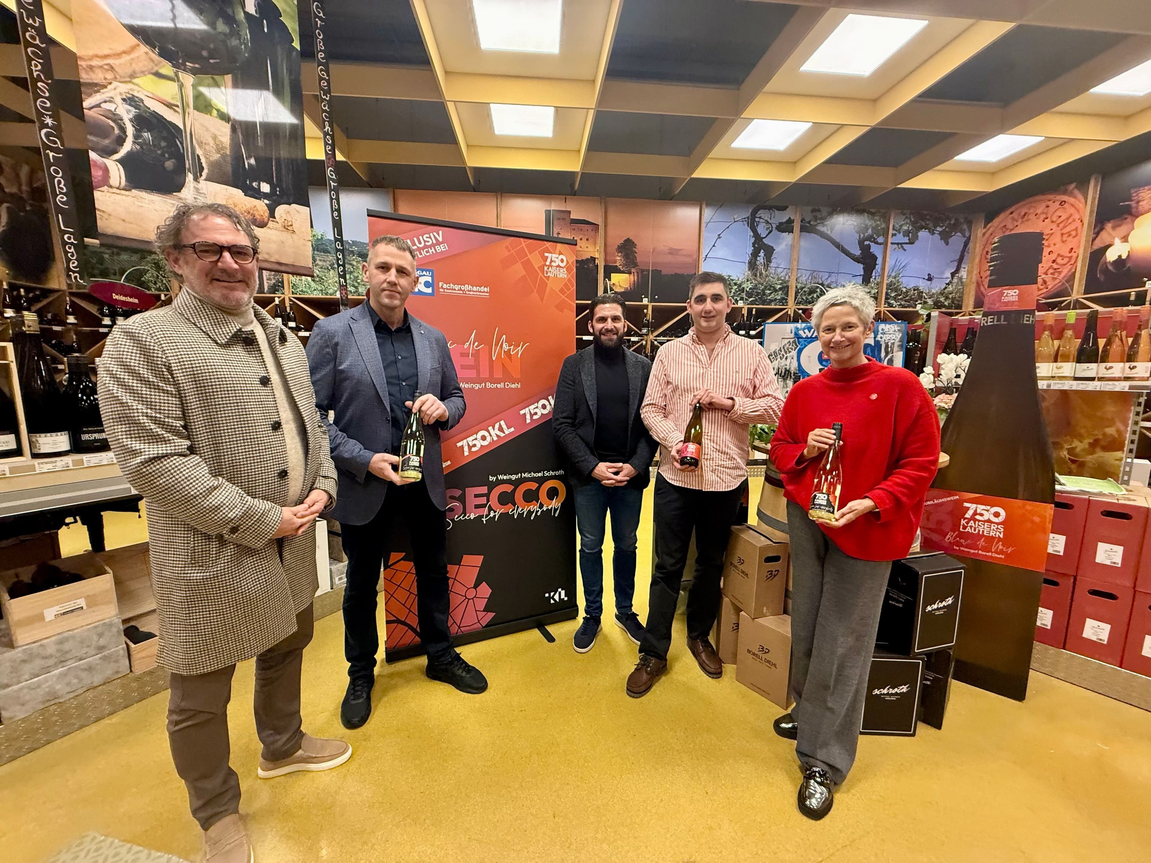 Vorstellung des Jubiläumsweins und Jubiläums-Secco mit dem Team der Stadt und den Winzern. Vorstellung des Jubiläumsweins und Jubiläums-Secco mit dem Team der Stadt und den Winzern.