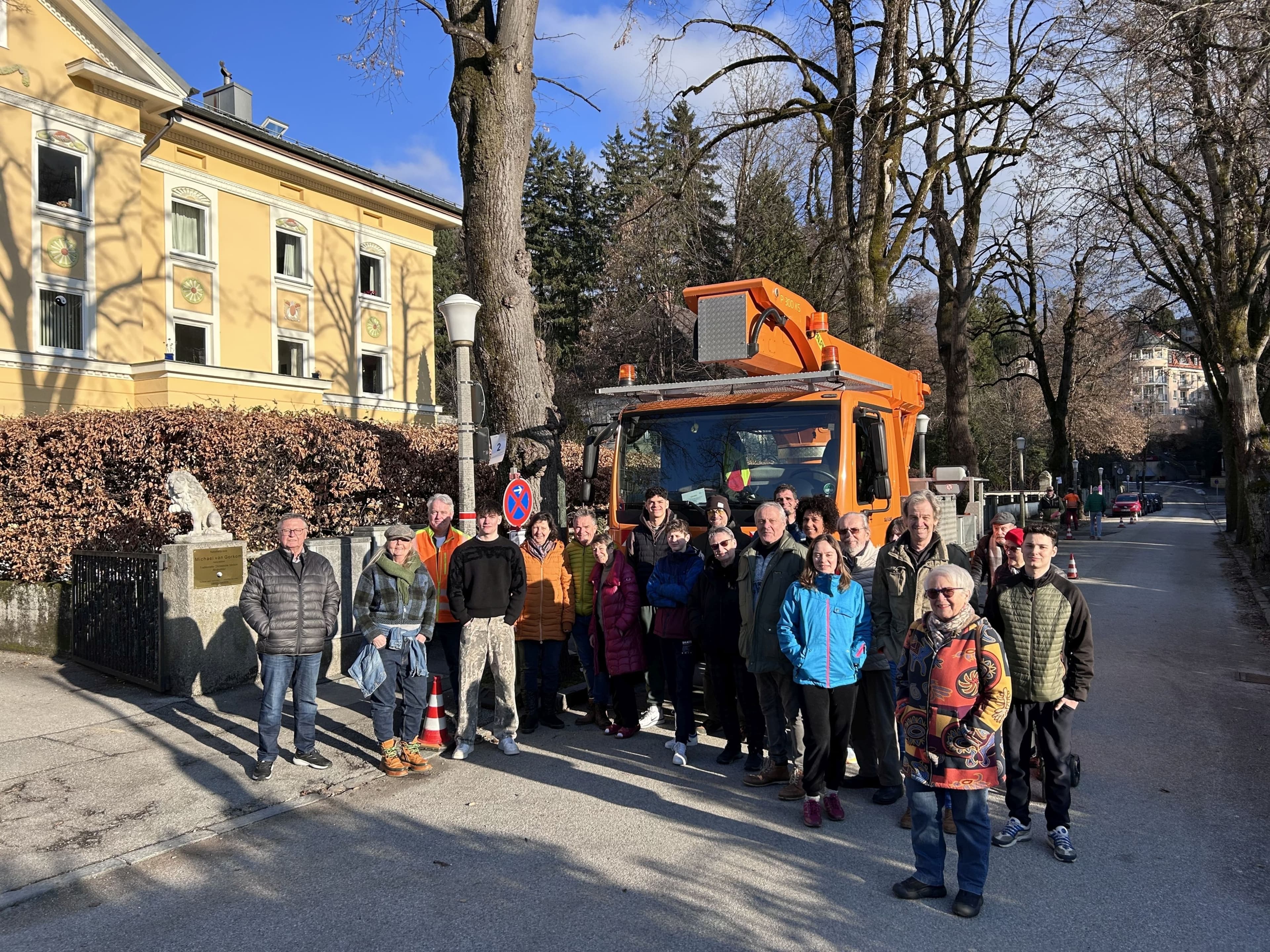 Stadtgartenmeister Haberlander mit Anwohnern beim gemeinsamen Gang entlang der Baumallee Wisbacherstraße.