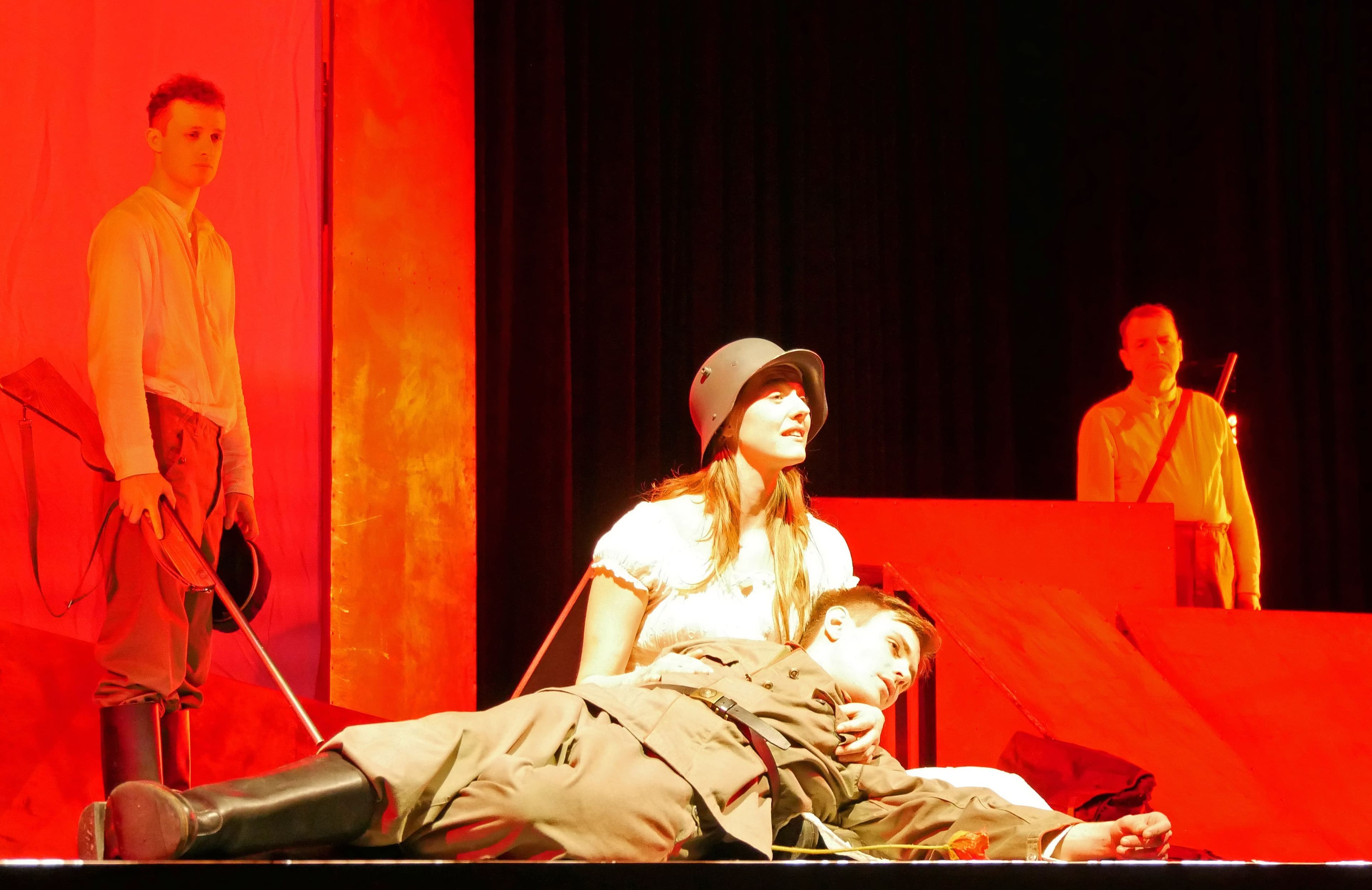 Theaterkunst berührt: „Im Westen nichts Neues“ begeistert Publikum | Symbolbild