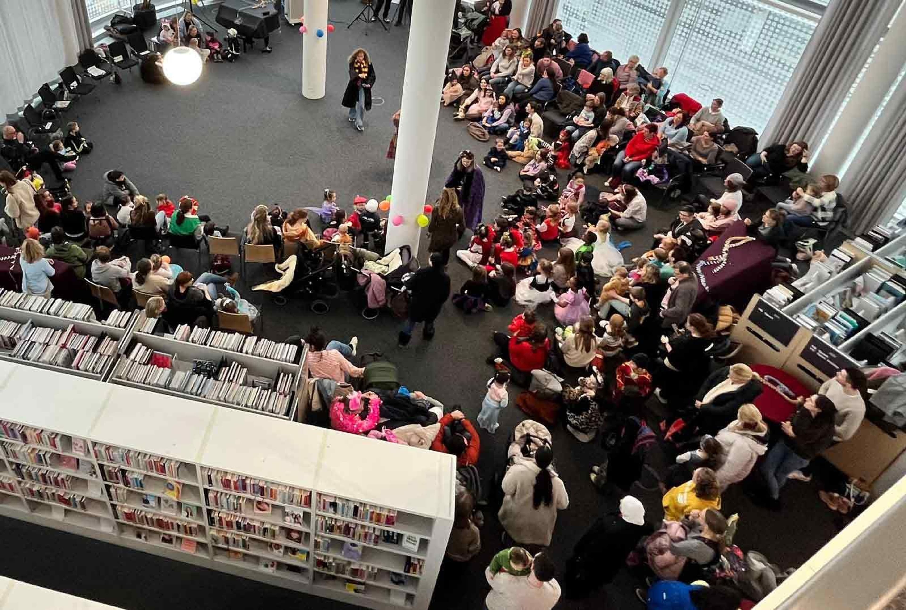 Kinder genieĂźen eine Karnevals-Vorlesestunde in der Stadtbibliothek Koblenz. Kinder genieĂźen eine Karnevals-Vorlesestunde in der Stadtbibliothek Koblenz.