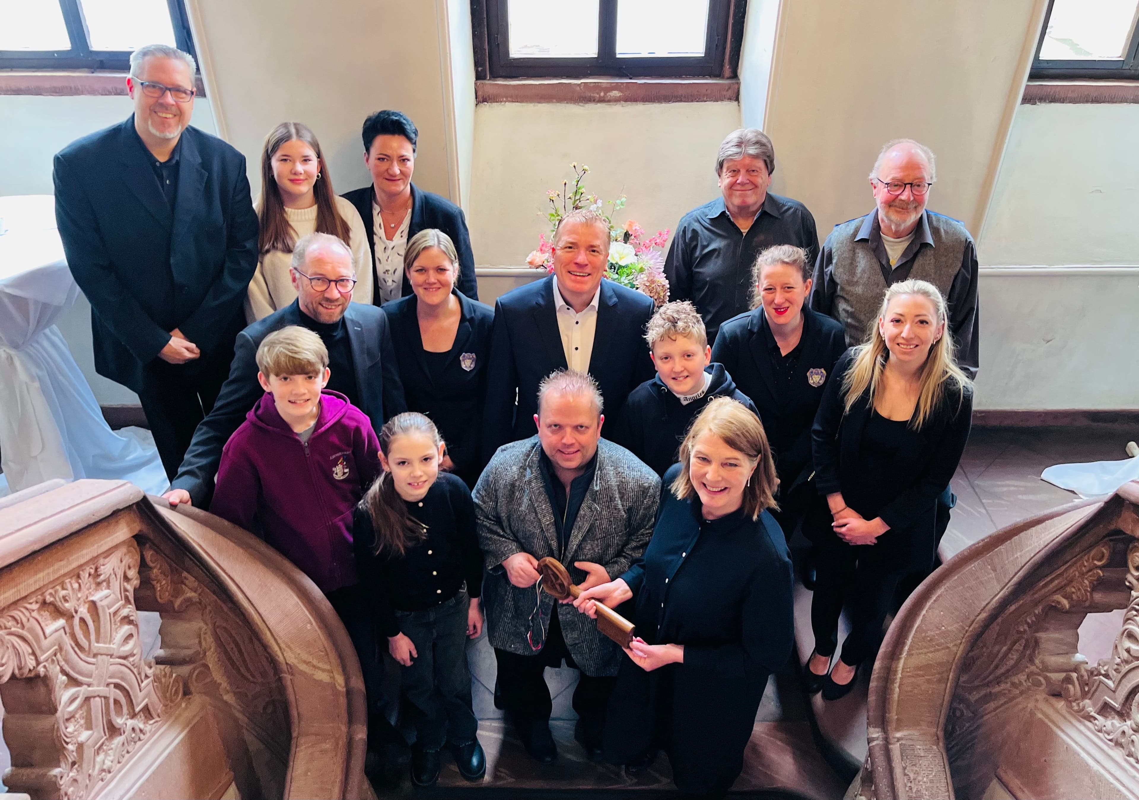 Prinz Steffen I. übergibt den Rathausschlüssel im Oberurseler Brauhaus an Bürgermeisterin Antje Runge. Prinz Steffen I. übergibt den Rathausschlüssel im Oberurseler Brauhaus an Bürgermeisterin Antje Runge.