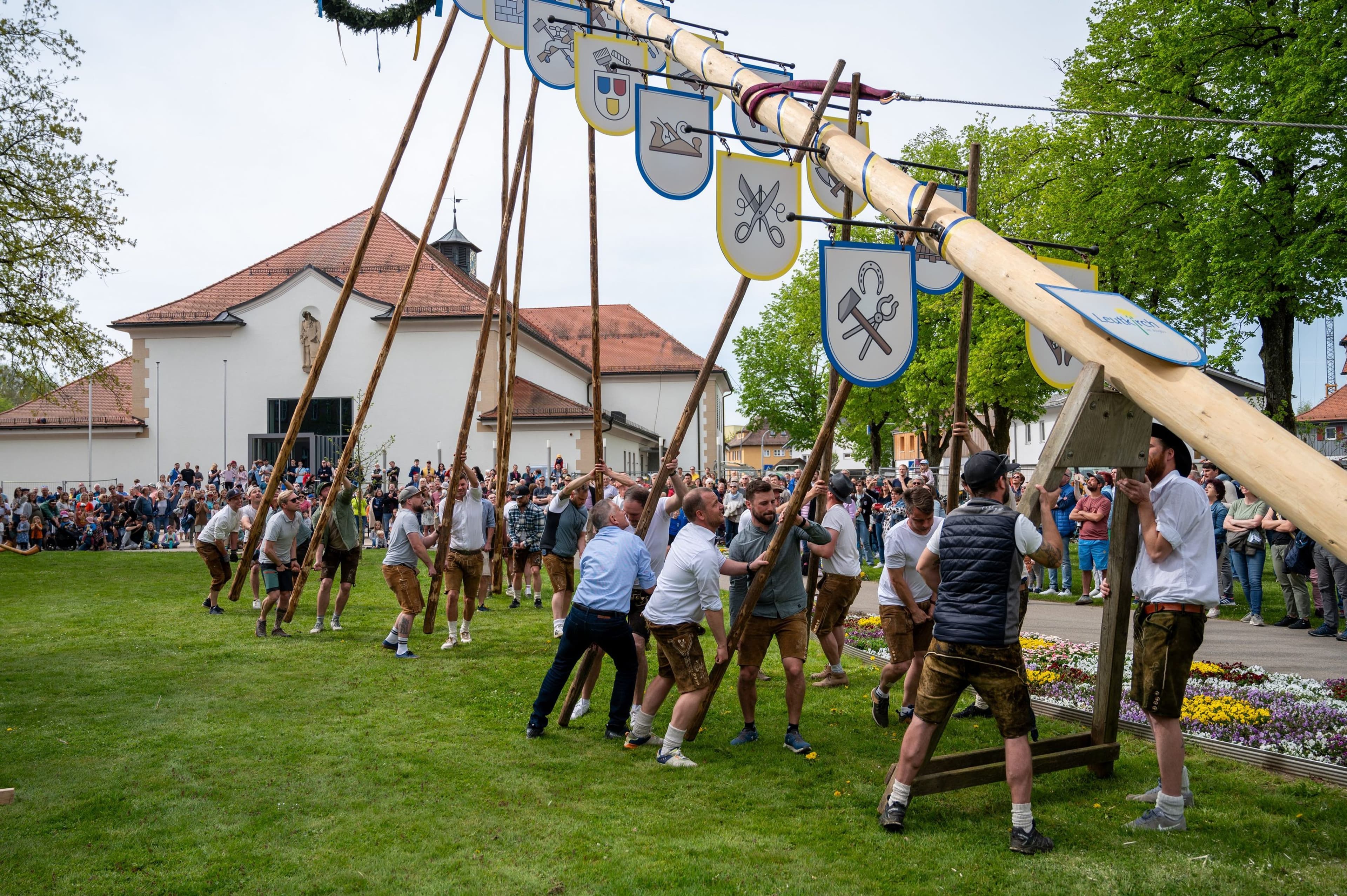 Maibaumfest in Leutkirch: Gemeinsam den 1. Mai feiern | Symbolbild
