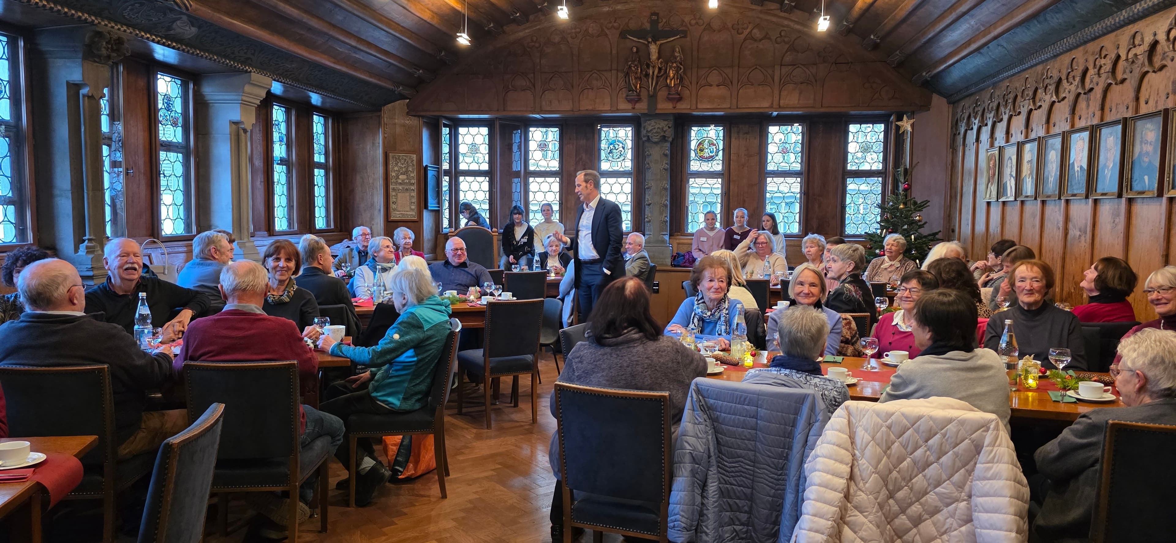 Die öffentliche Weihnachtsfeier der Realschule Klösterle war gut besucht mit rund 50 Teilnehmern. Die öffentliche Weihnachtsfeier der Realschule Klösterle war gut besucht mit rund 50 Teilnehmern.