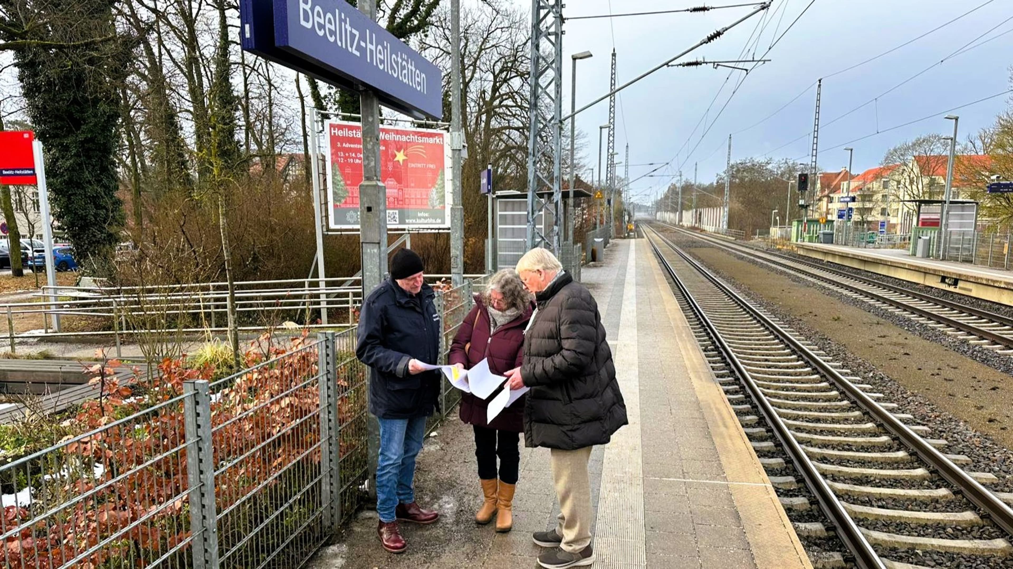 Vor-Ort-Termin von Verwaltungsmitarbeitern zur Verbesserung der Verkehrssicherheit in Beelitz-Heilstätten.