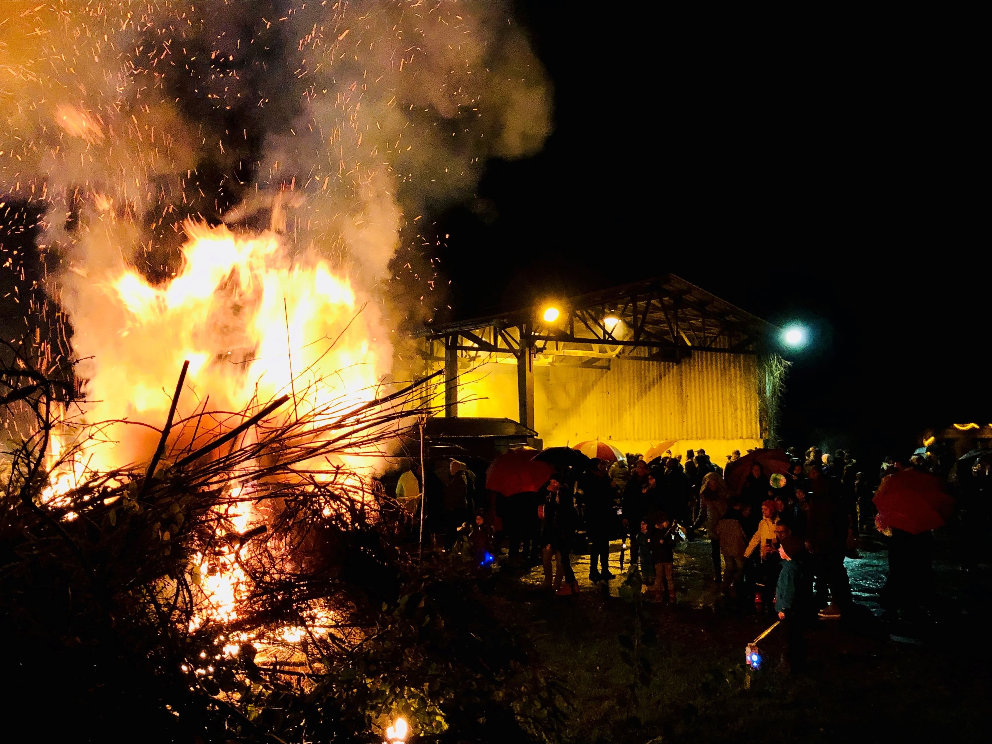 Osterfeuer in der Gemeinde: Tradition trifft Sicherheit | Symbolbild