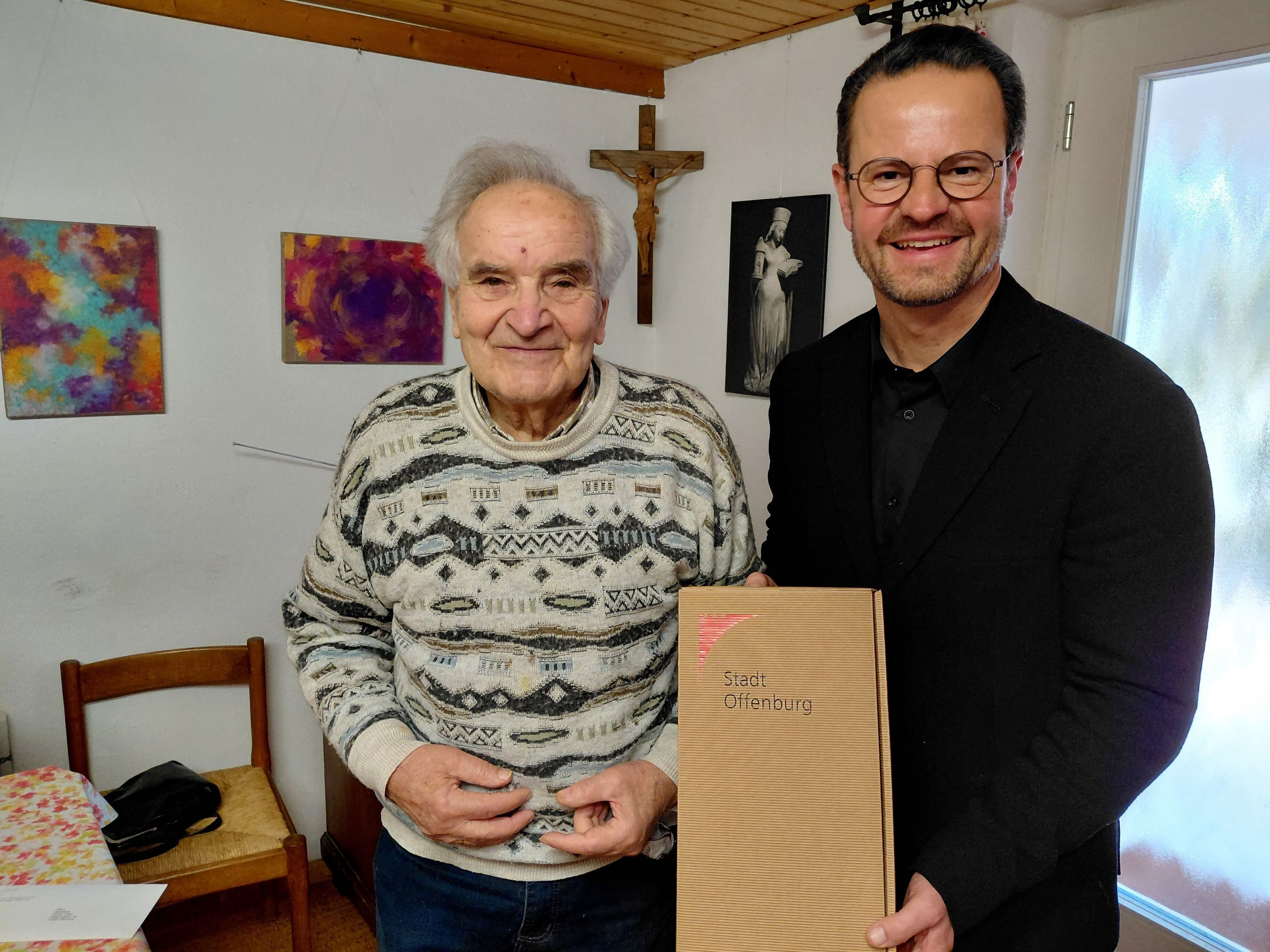 Oberbürgermeister gratuliert Alt-Stadtrat Florian Vetter zum 95. Geburtstag mit Wein und guten Wünschen. Oberbürgermeister gratuliert Alt-Stadtrat Florian Vetter zum 95. Geburtstag mit Wein und guten Wünschen.