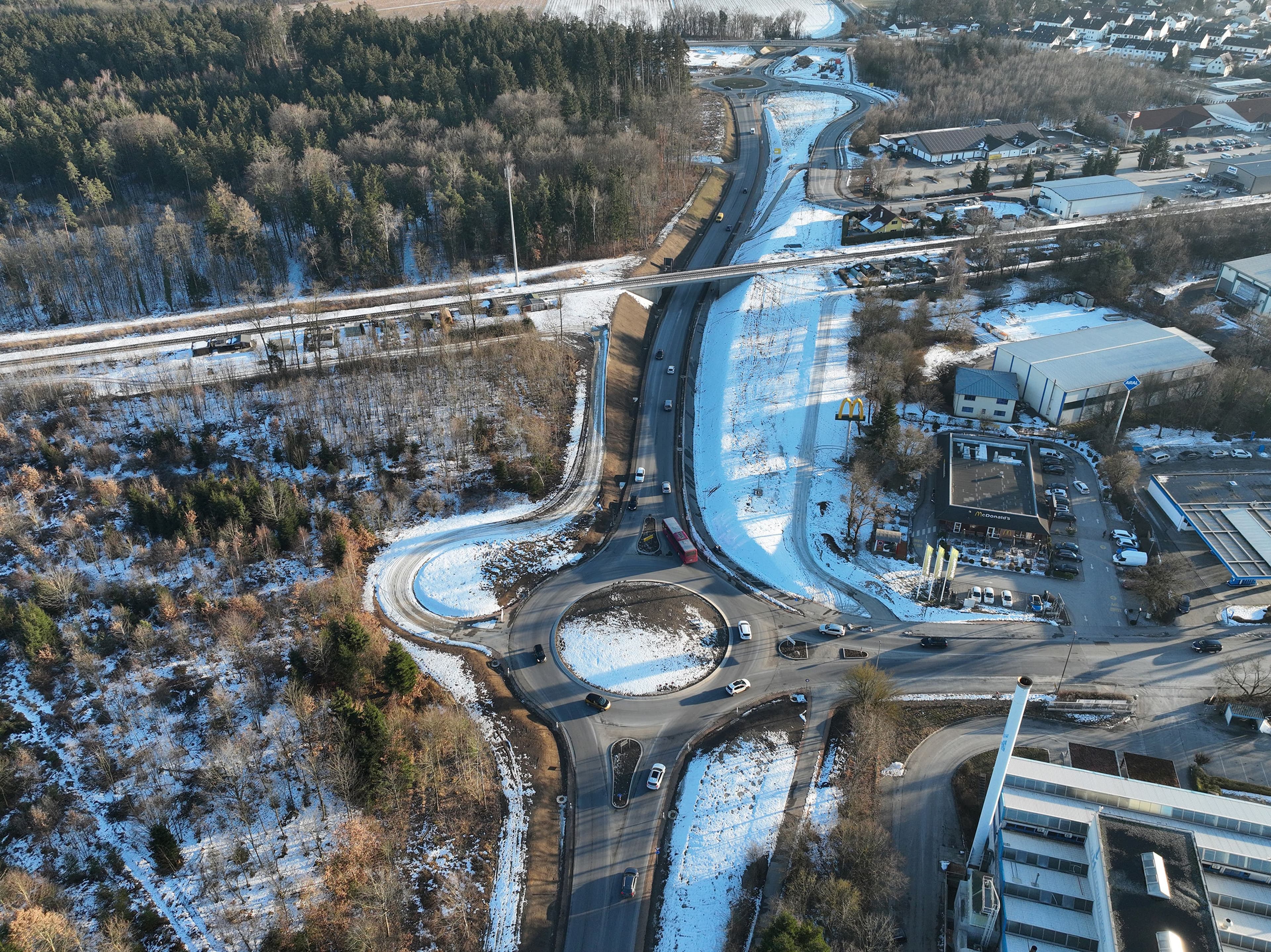 Luftaufnahme des neu ausgebauten Knotenpunkts in Waldkraiburg nach Abschluss der Asphaltierungsarbeiten. Luftaufnahme des neu ausgebauten Knotenpunkts in Waldkraiburg nach Abschluss der Asphaltierungsarbeiten.