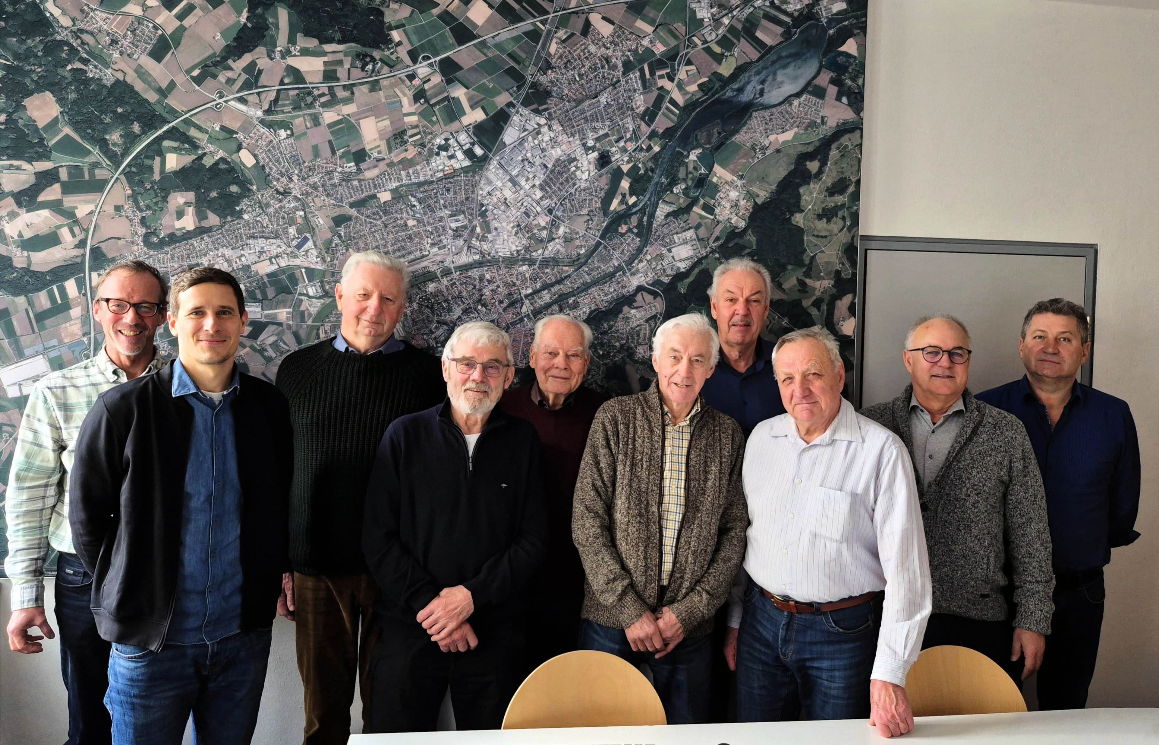 Feldgeschworene bei der Arbeitssitzung im Rathaus II mit neu gewähltem Obmann Alois Luger. Feldgeschworene bei der Arbeitssitzung im Rathaus II mit neu gewähltem Obmann Alois Luger.