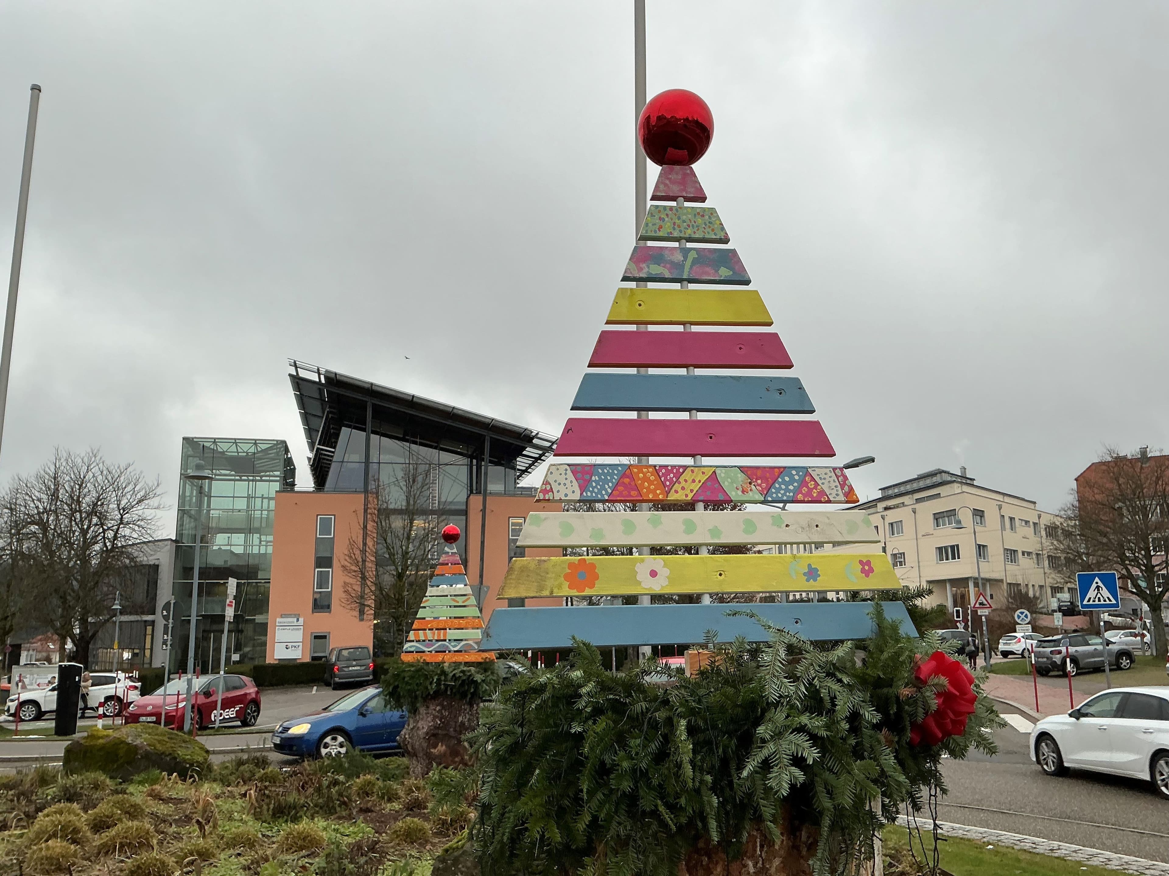 Der weihnachtlich dekorierte Kreisverkehr am Stadtbahnhof Freudenstadt mit recycelten Wegweisern als Christbäume.