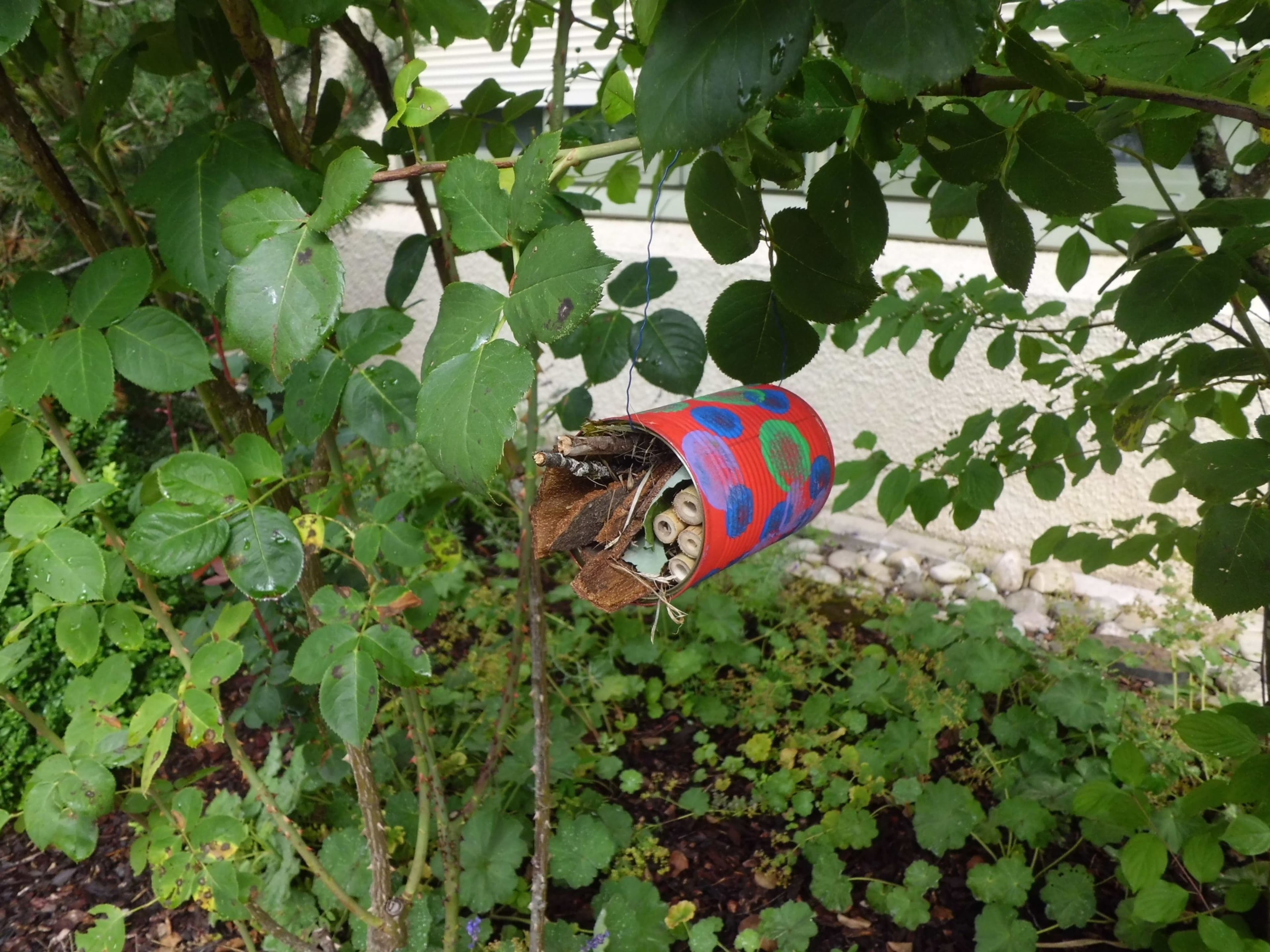 Kinder bauen Insektenhotels im Kindergarten | Symbolbild