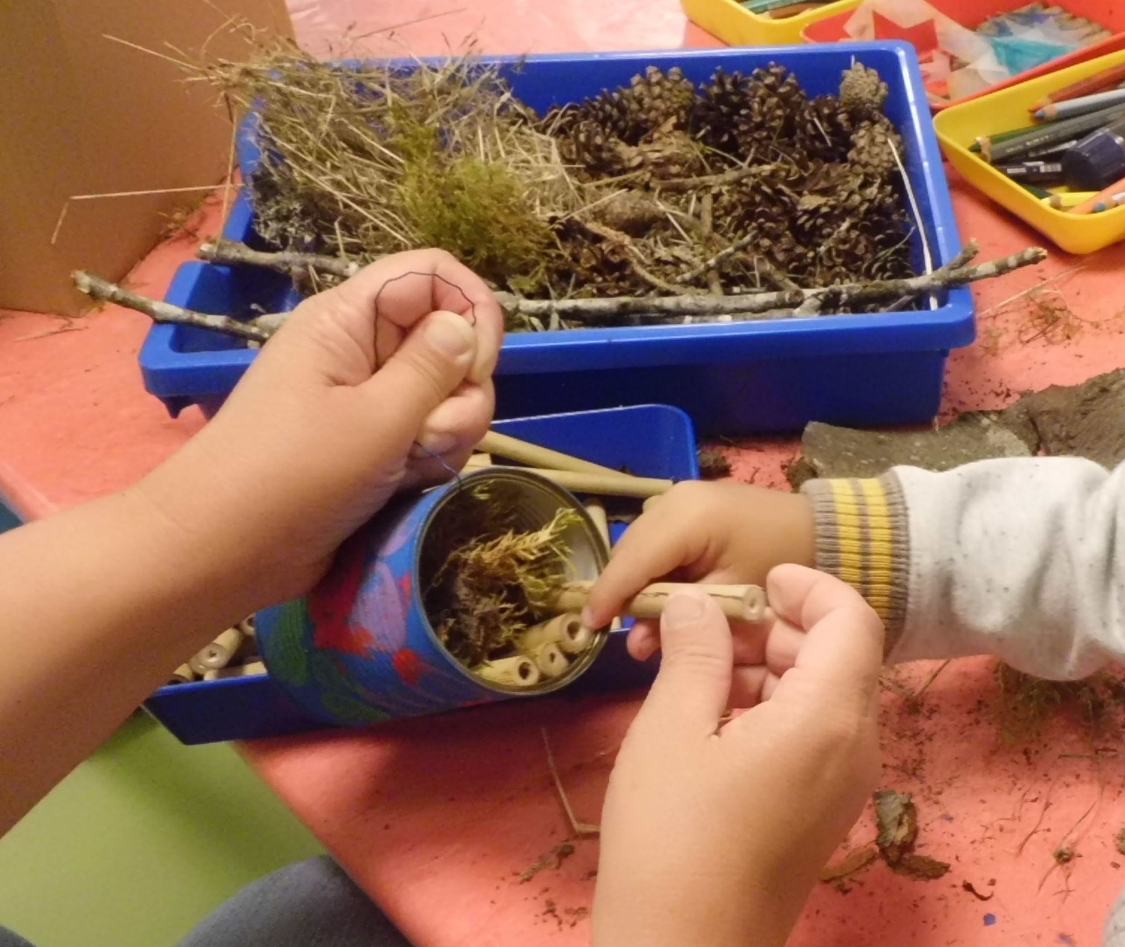 Kinder bauen Insektenhotels im Kindergarten | Symbolbild
