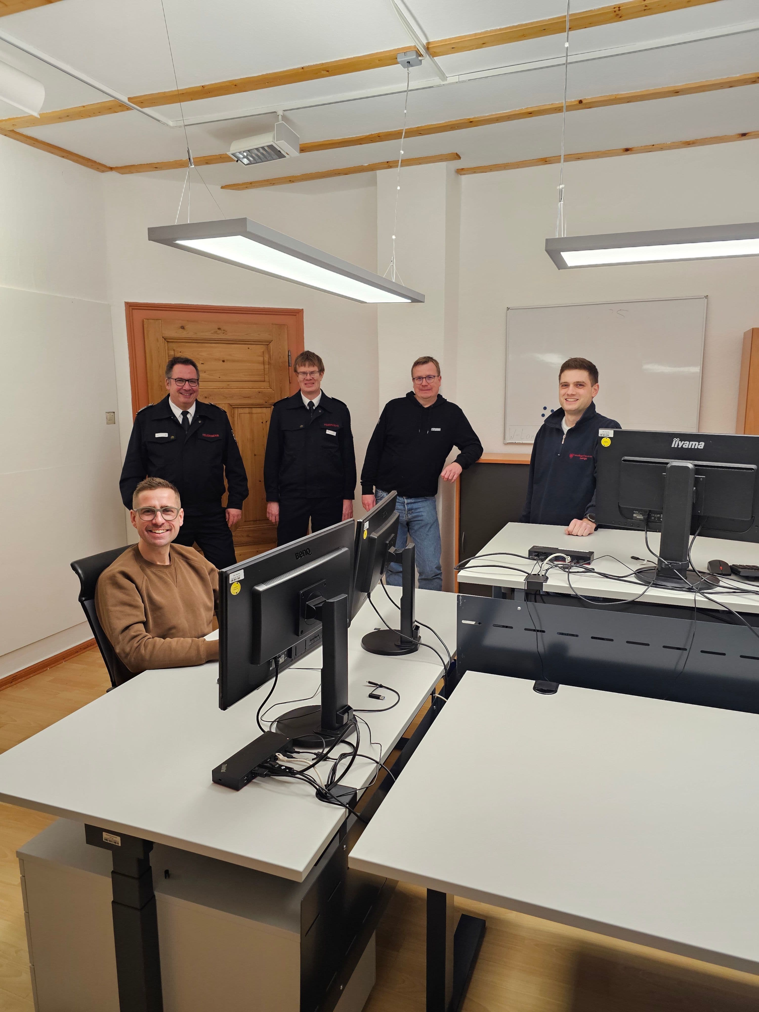 Mehrere Feuerwehrmitglieder nutzen das neue Fire Office für flexibles Arbeiten nahe der Wache. Mehrere Feuerwehrmitglieder nutzen das neue Fire Office für flexibles Arbeiten nahe der Wache.