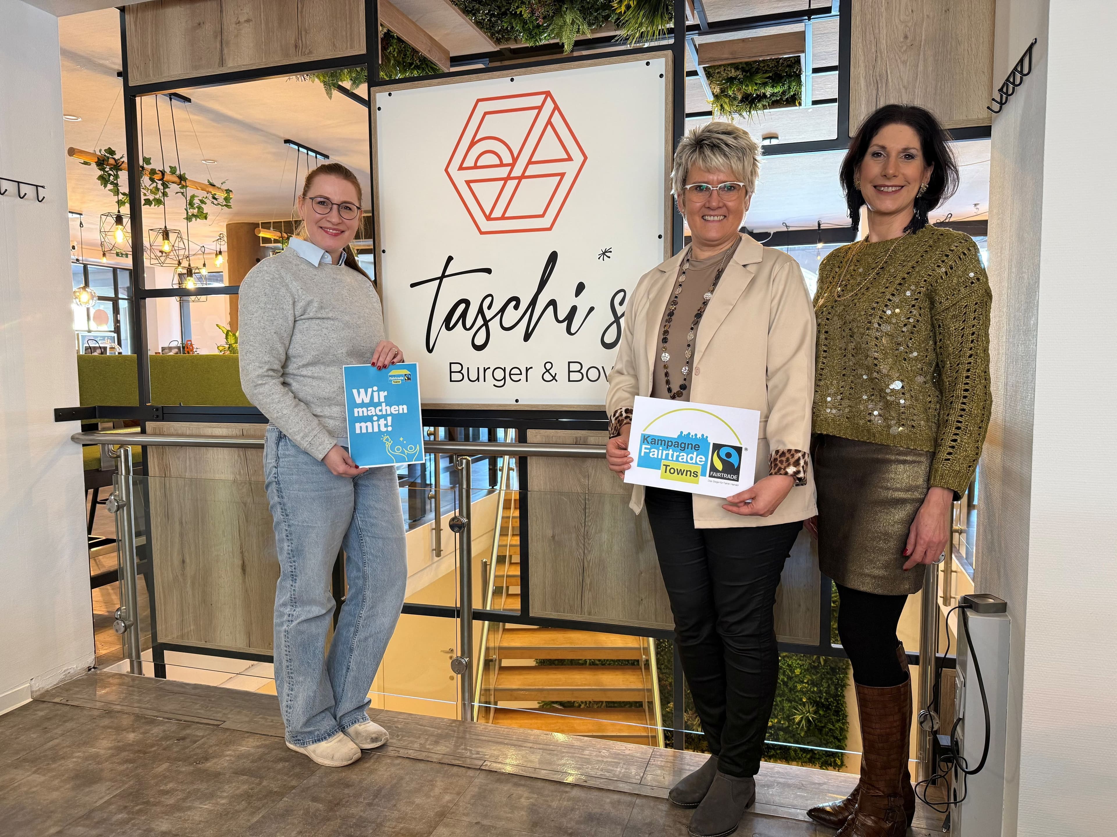 Natalie Balch wird von Kerstin Harzer und Fabienne Janz als neue Fair-Trade-Partnerin begrĂĽĂźt. Natalie Balch wird von Kerstin Harzer und Fabienne Janz als neue Fair-Trade-Partnerin begrĂĽĂźt.