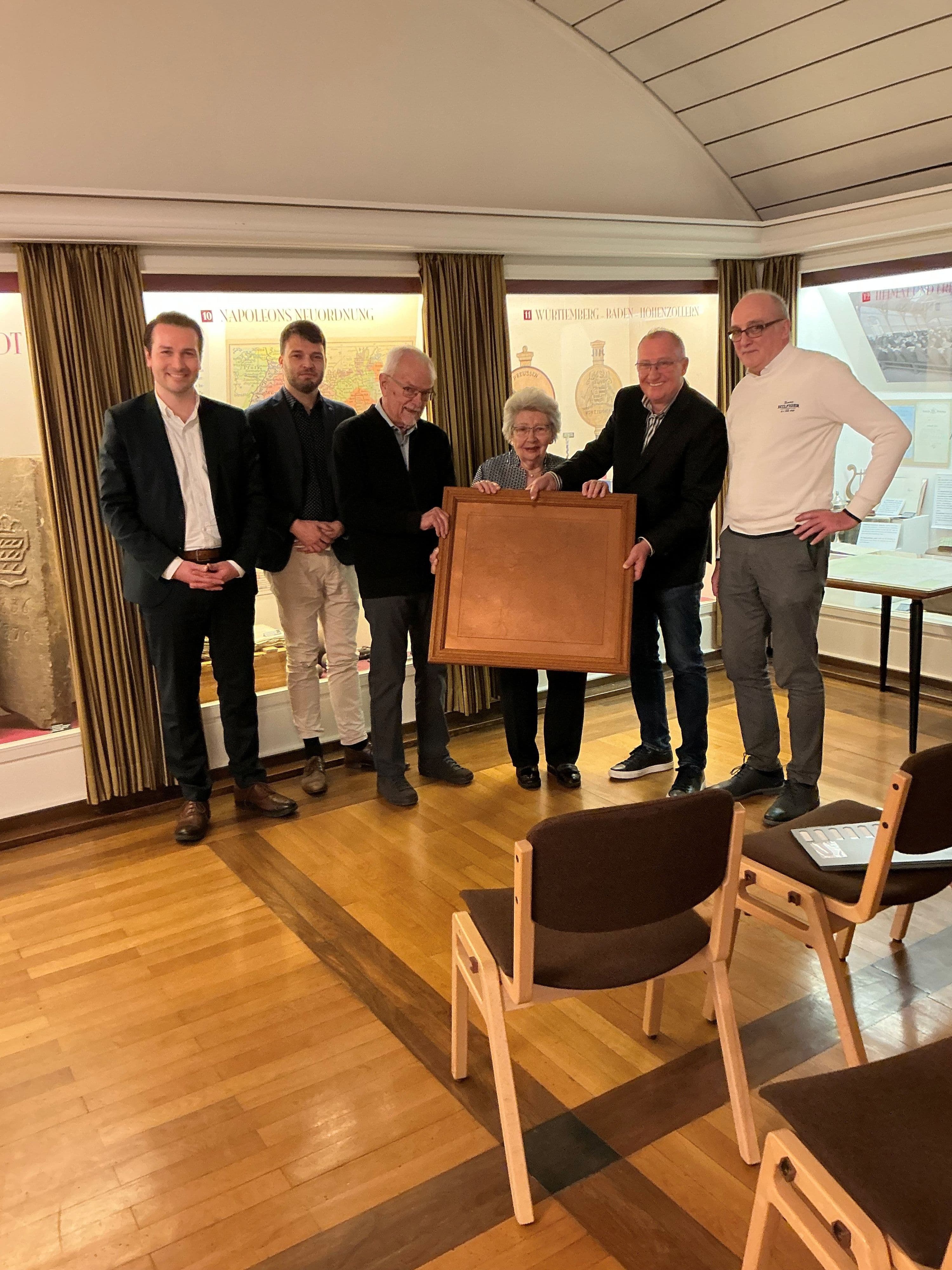 Übergabe der historischen Kupferplatte an das Heimatmuseum Freudenstadt, anwesend sind Familie Bäuerle und Vertreter der Stadt. Übergabe der historischen Kupferplatte an das Heimatmuseum Freudenstadt, anwesend sind Familie Bäuerle und Vertreter der Stadt.