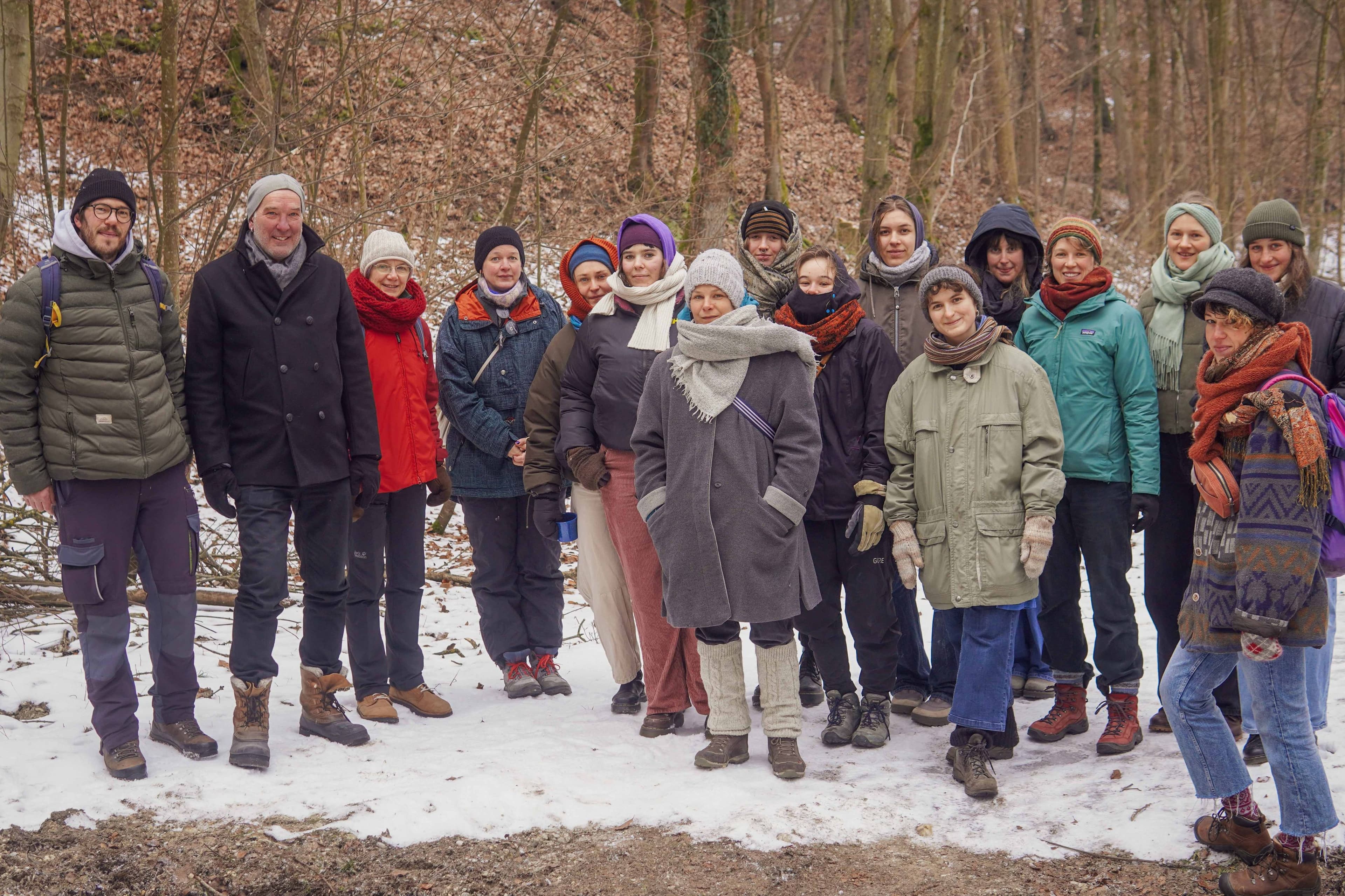 Schülerinnen der Keramikschule Landshut mit Lehrer Köver und Gebietsbetreuer Hertrich im Naturschutzgebiet. Schülerinnen der Keramikschule Landshut mit Lehrer Köver und Gebietsbetreuer Hertrich im Naturschutzgebiet.