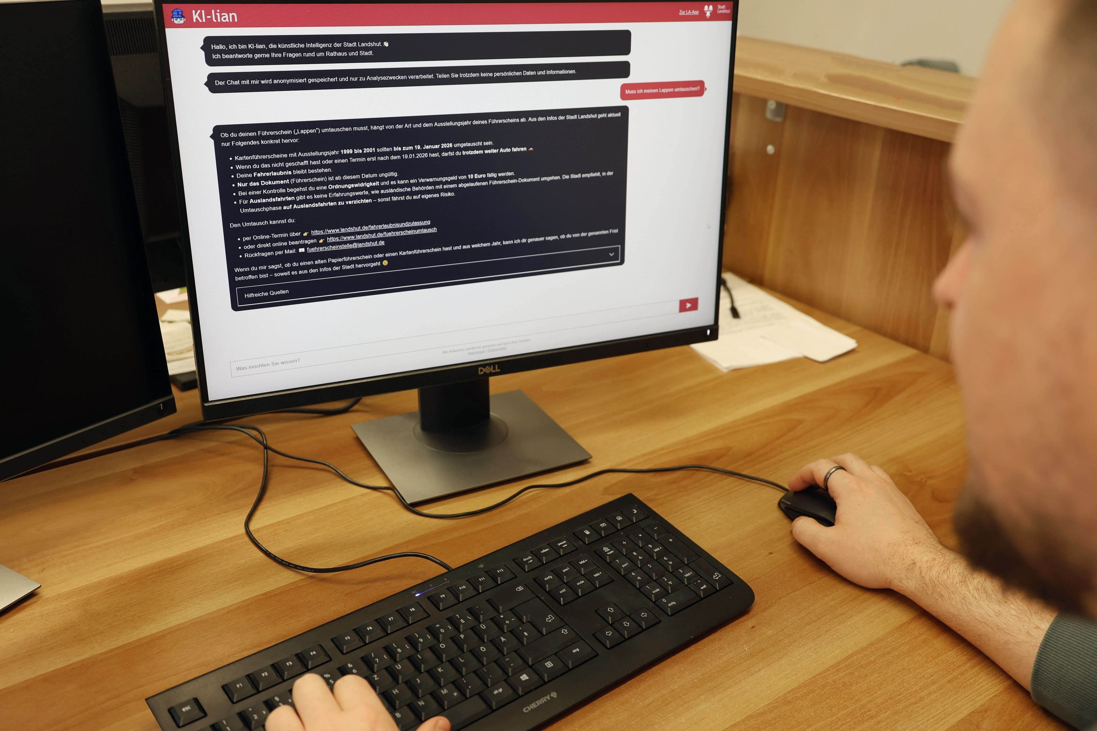 Der städtische Chatbot KI-lian beantwortet rund um die Uhr Bürgerfragen über die Website. Der städtische Chatbot KI-lian beantwortet rund um die Uhr Bürgerfragen über die Website.