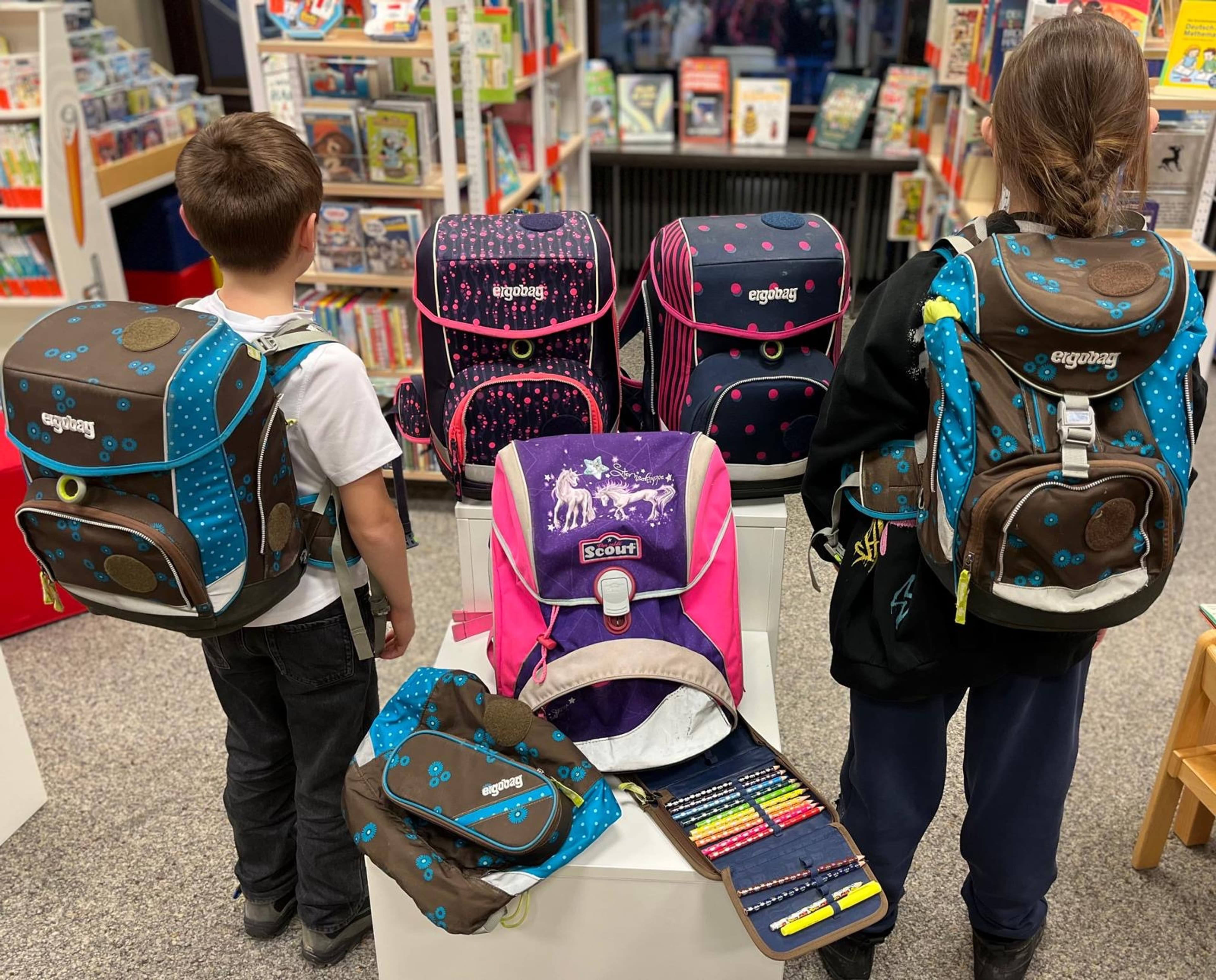 Nachhaltig und solidarisch: In der Schulranzenaktion der Stadtbücherei werden gut erhaltene Schulranzen und Lernmaterialien gesammelt und kostenlos weitergegeben.