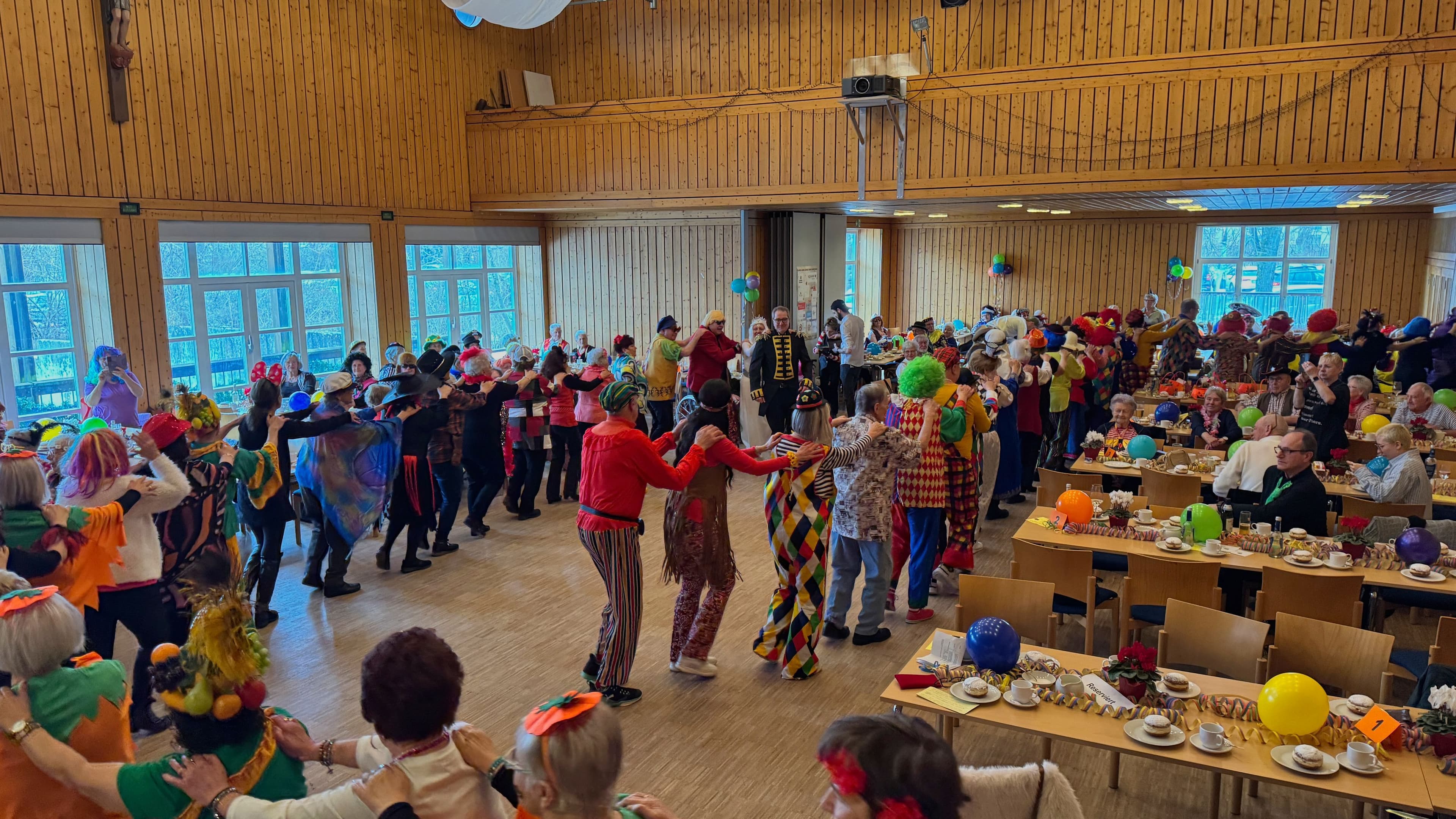 Oberbürgermeister, Seniorenreferentin und Seniorenbeiratsvorsitzender führen die Polonaise beim Seniorenfaschingsball an. Oberbürgermeister, Seniorenreferentin und Seniorenbeiratsvorsitzender führen die Polonaise beim Seniorenfaschingsball an.