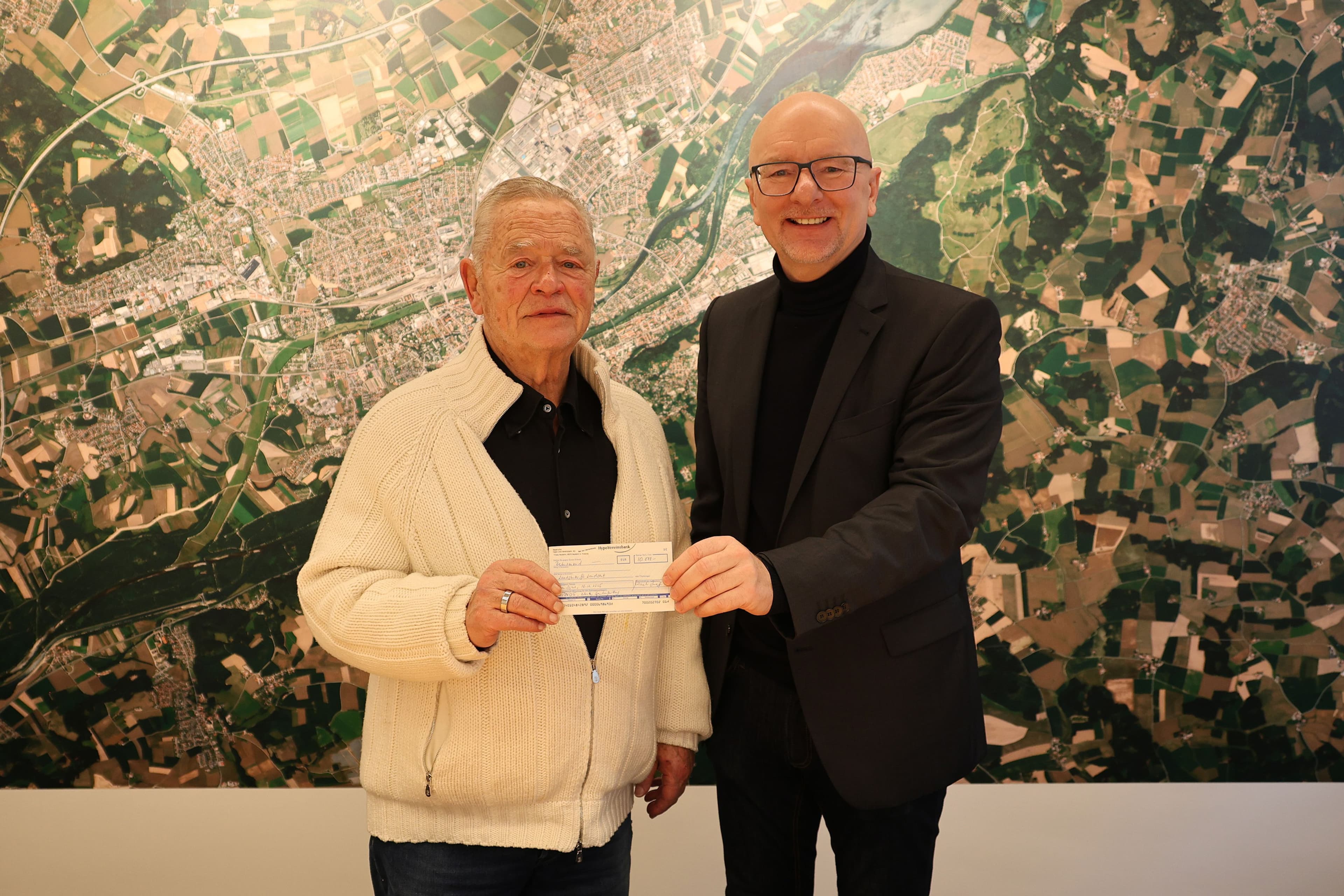 Michael Imhoff überreicht Oberbürgermeister Alexander Putz eine Spende von 10.000 Euro für die OB-Direkthilfe Landshut. Michael Imhoff überreicht Oberbürgermeister Alexander Putz eine Spende von 10.000 Euro für die OB-Direkthilfe Landshut.