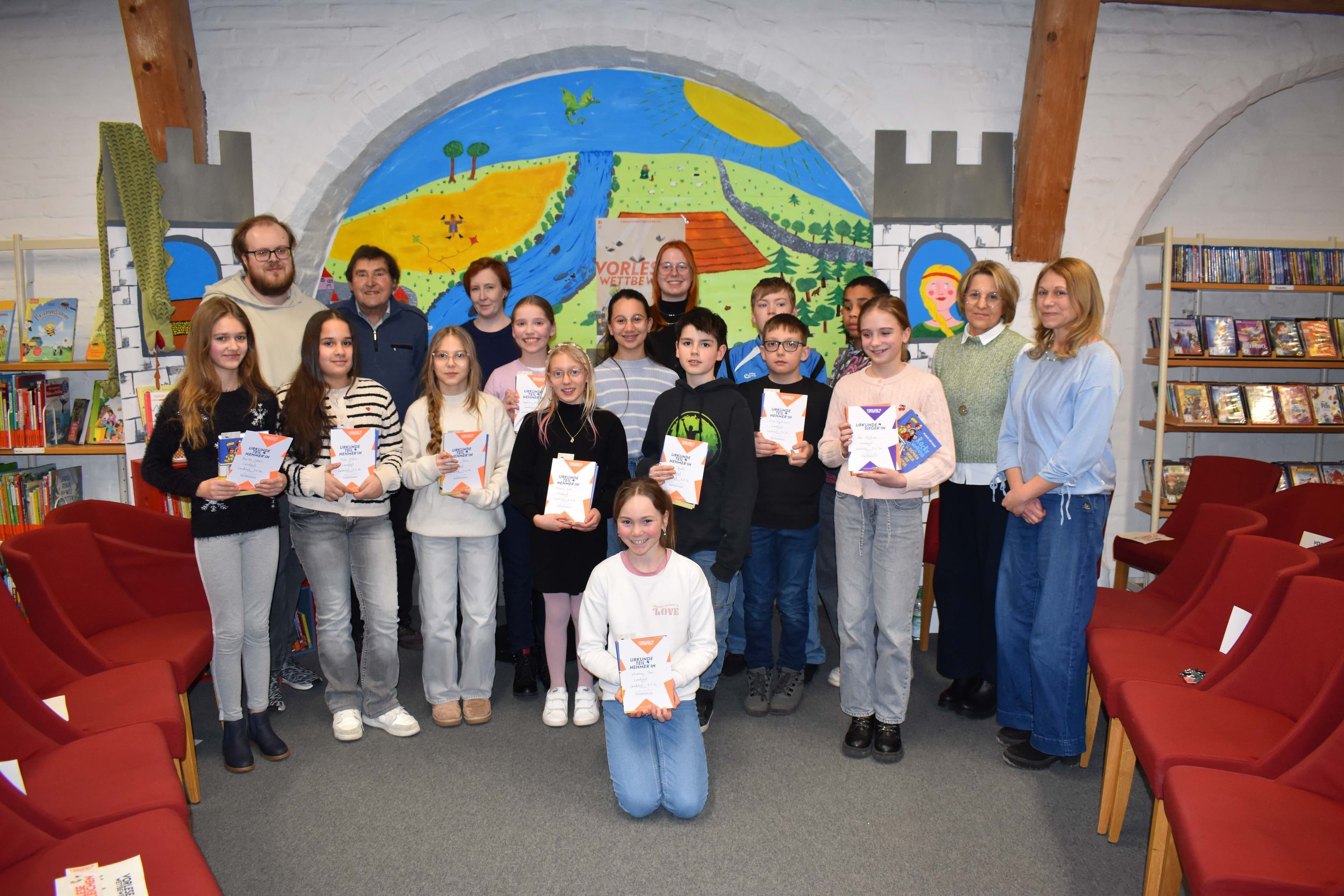 Zwölf Schülerinnen und Schüler sowie Jury und Organisatorin beim Vorlesewettbewerb in Landshut. Zwölf Schülerinnen und Schüler sowie Jury und Organisatorin beim Vorlesewettbewerb in Landshut.