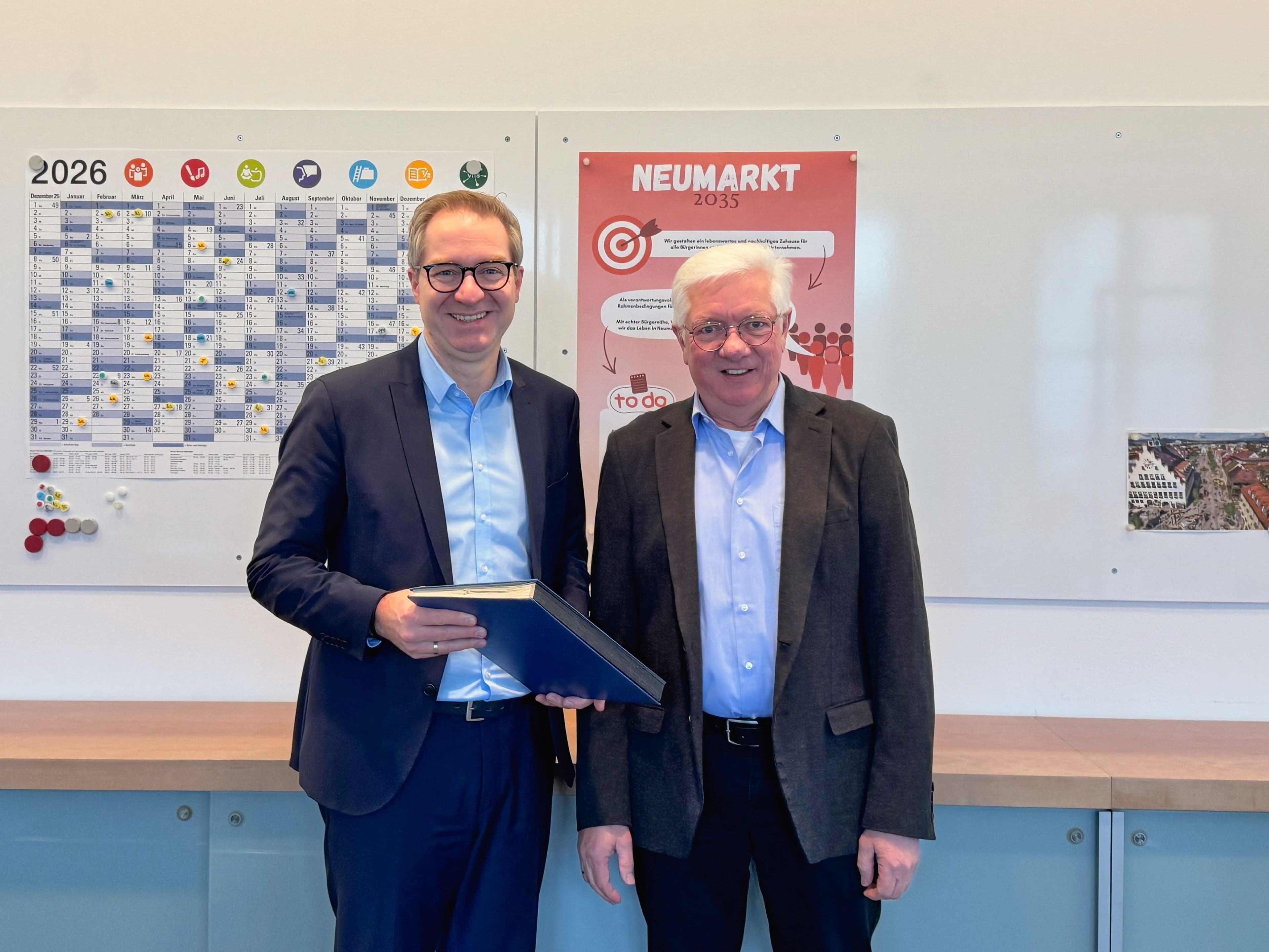 Alfred Frauenknecht und Oberbürgermeister Markus Ochsenkühn verkünden Anstieg der Bevölkerung. Alfred Frauenknecht und Oberbürgermeister Markus Ochsenkühn verkünden Anstieg der Bevölkerung.