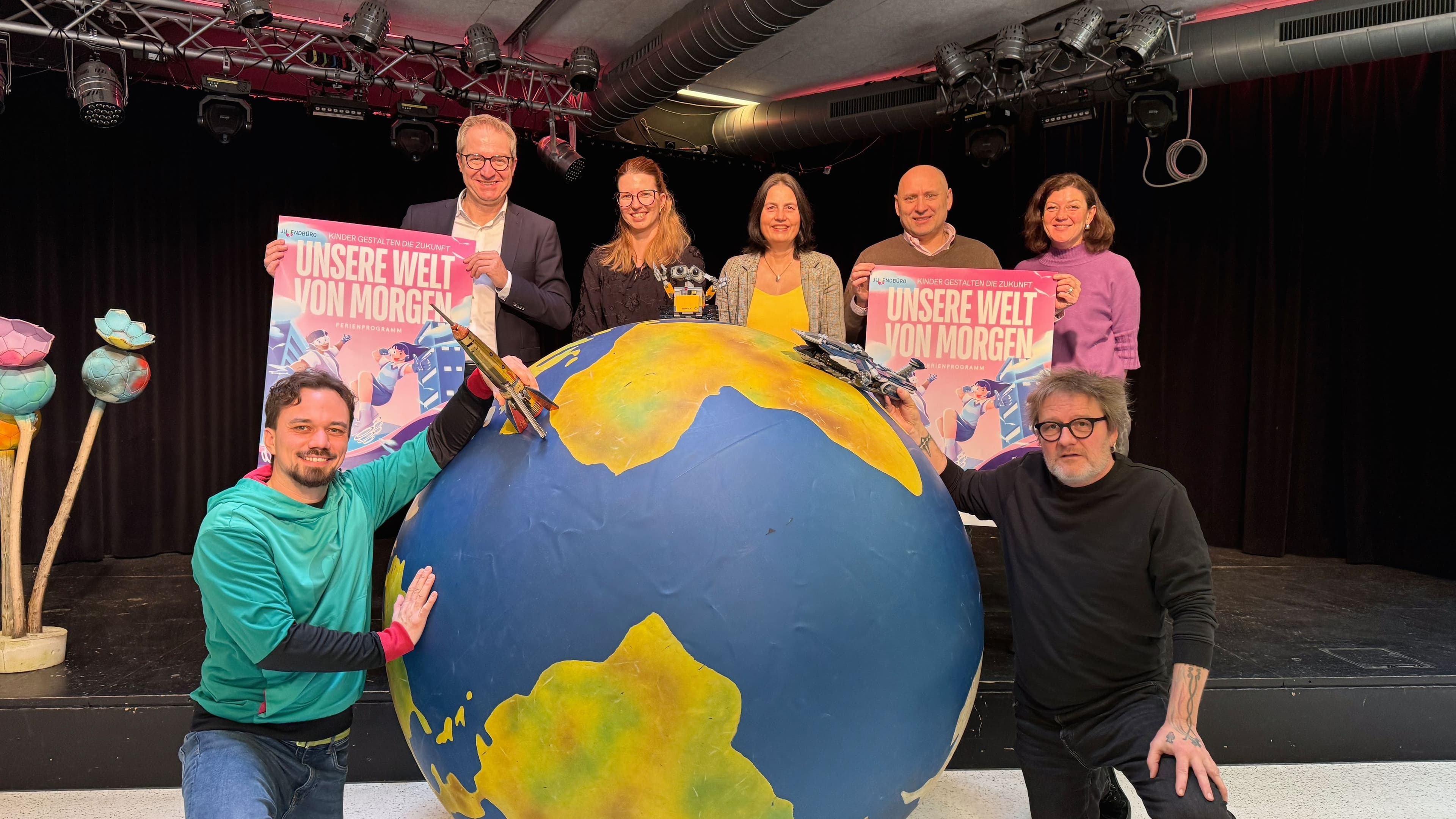 Oberbürgermeister Markus Ochsenkühn und Team präsentieren das Ferienprogramm für Kinder und Jugendliche. Oberbürgermeister Markus Ochsenkühn und Team präsentieren das Ferienprogramm für Kinder und Jugendliche.