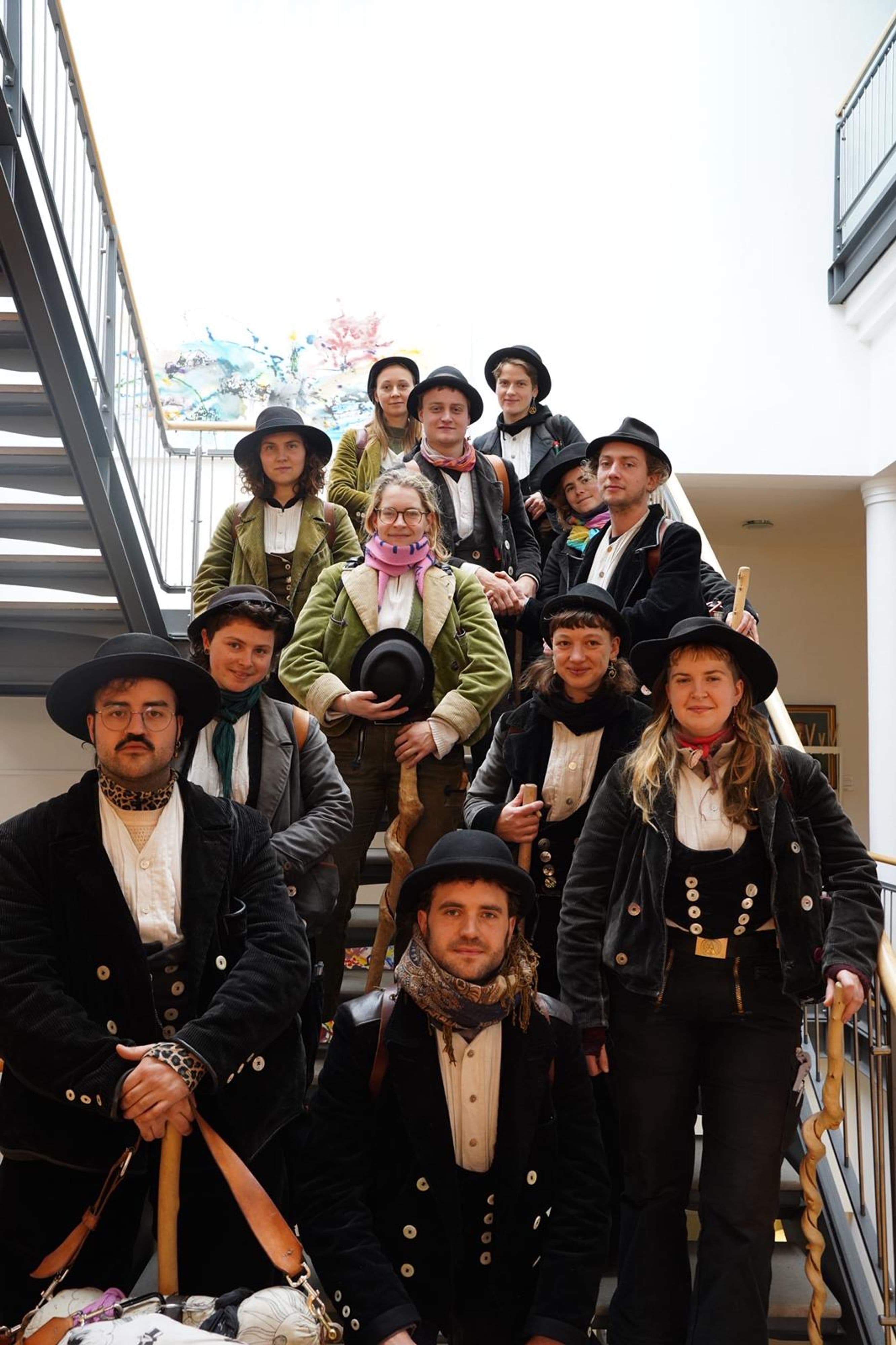 Zwölf Wandergesellinnen und -gesellen aus verschiedenen Gewerken zu Besuch im Detmolder Rathaus.