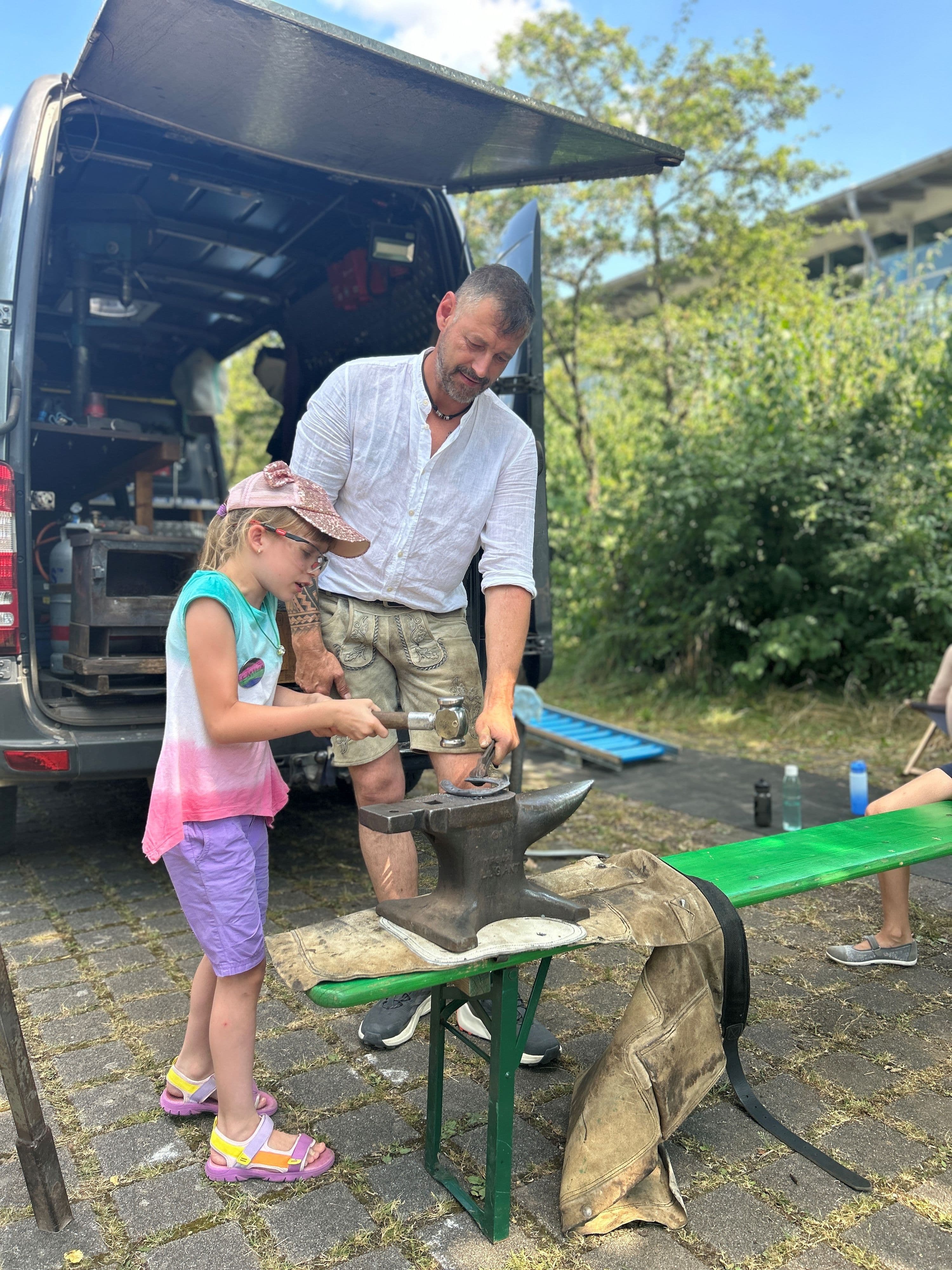 Eisen, Feuer und Fantasie: Hufschmied begeistert Kinder im Sommerferienprogramm | Symbolbild