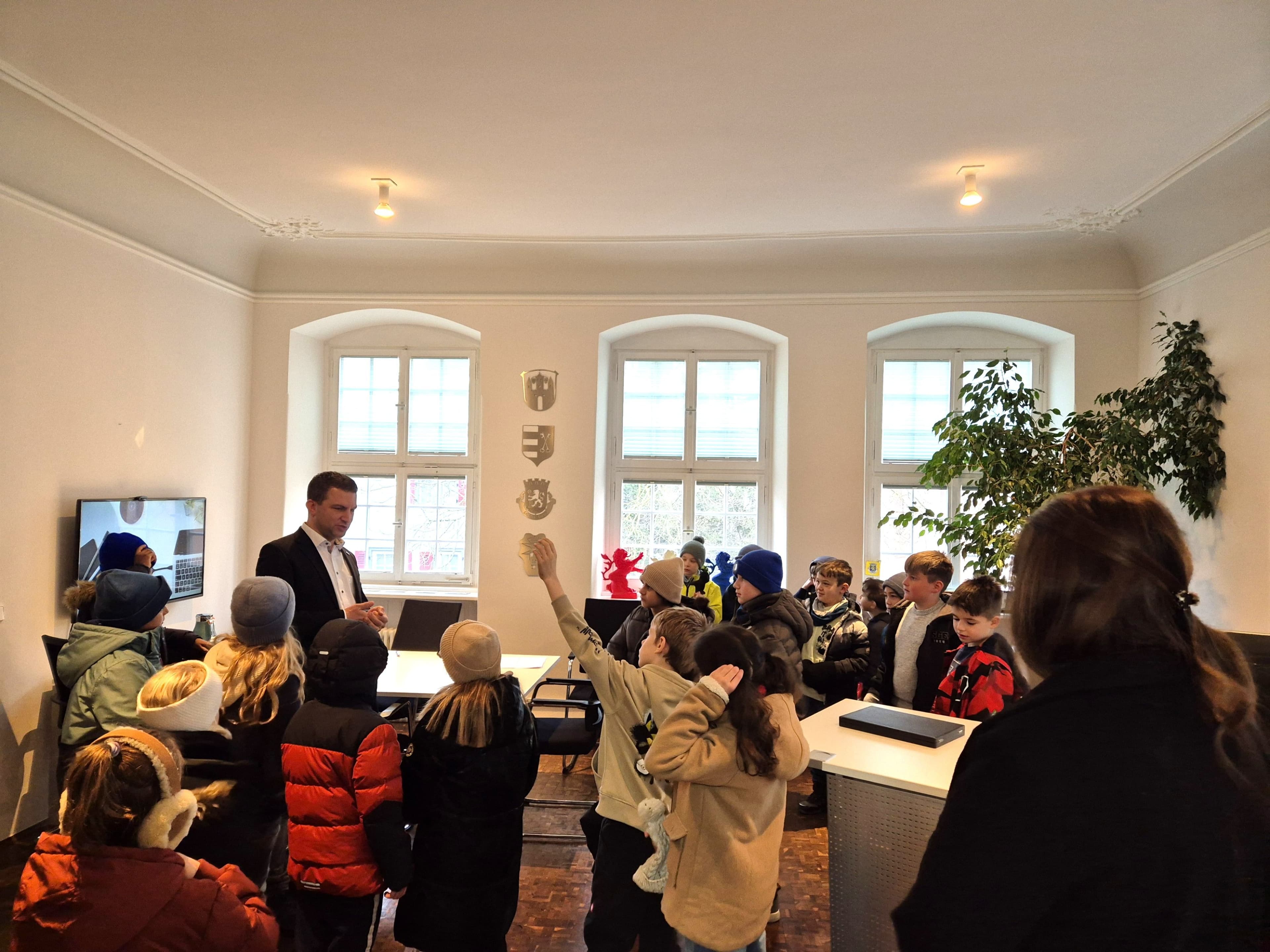 Ein Blick hinter die Kulissen der Kommunalpolitik: Schüler treffen ihren Bürgermeister | Symbolbild