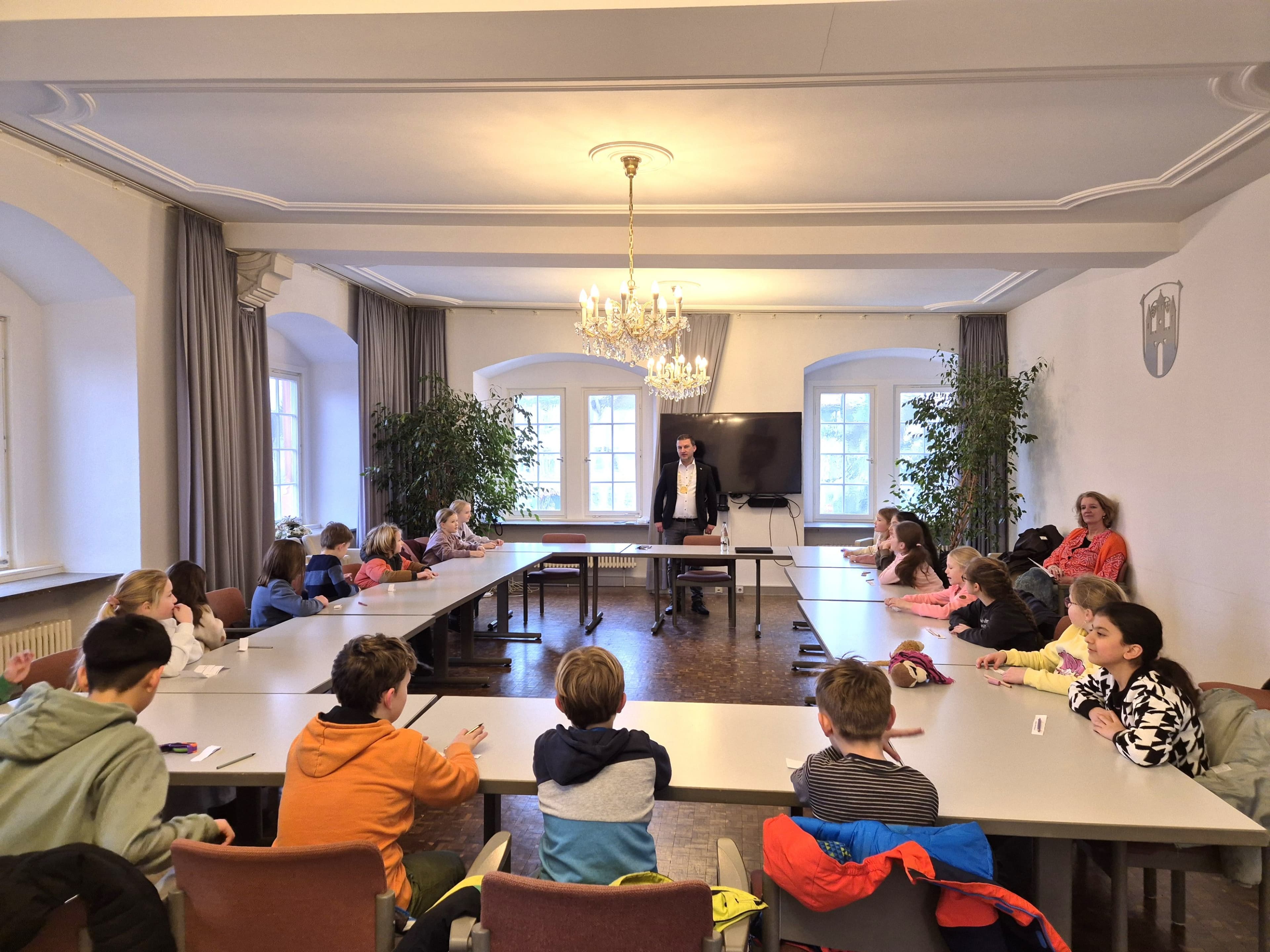 Ein Blick hinter die Kulissen der Kommunalpolitik: Schüler treffen ihren Bürgermeister | Symbolbild