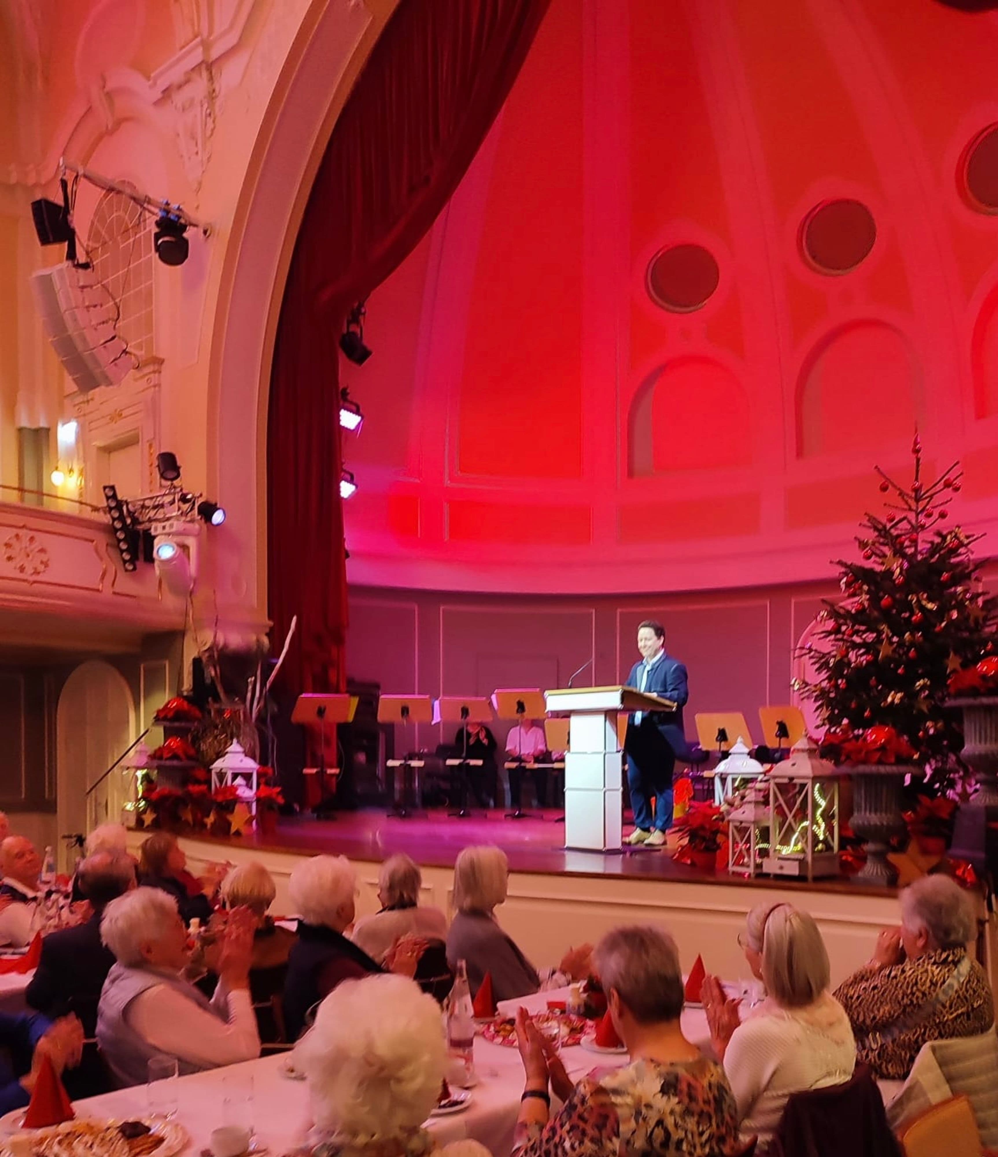 Oberbürgermeister Dr. Christoph Lung begrüßt die zahlreich erschienenen Gäste beim Seniorenadventsfest im Kurhaus.