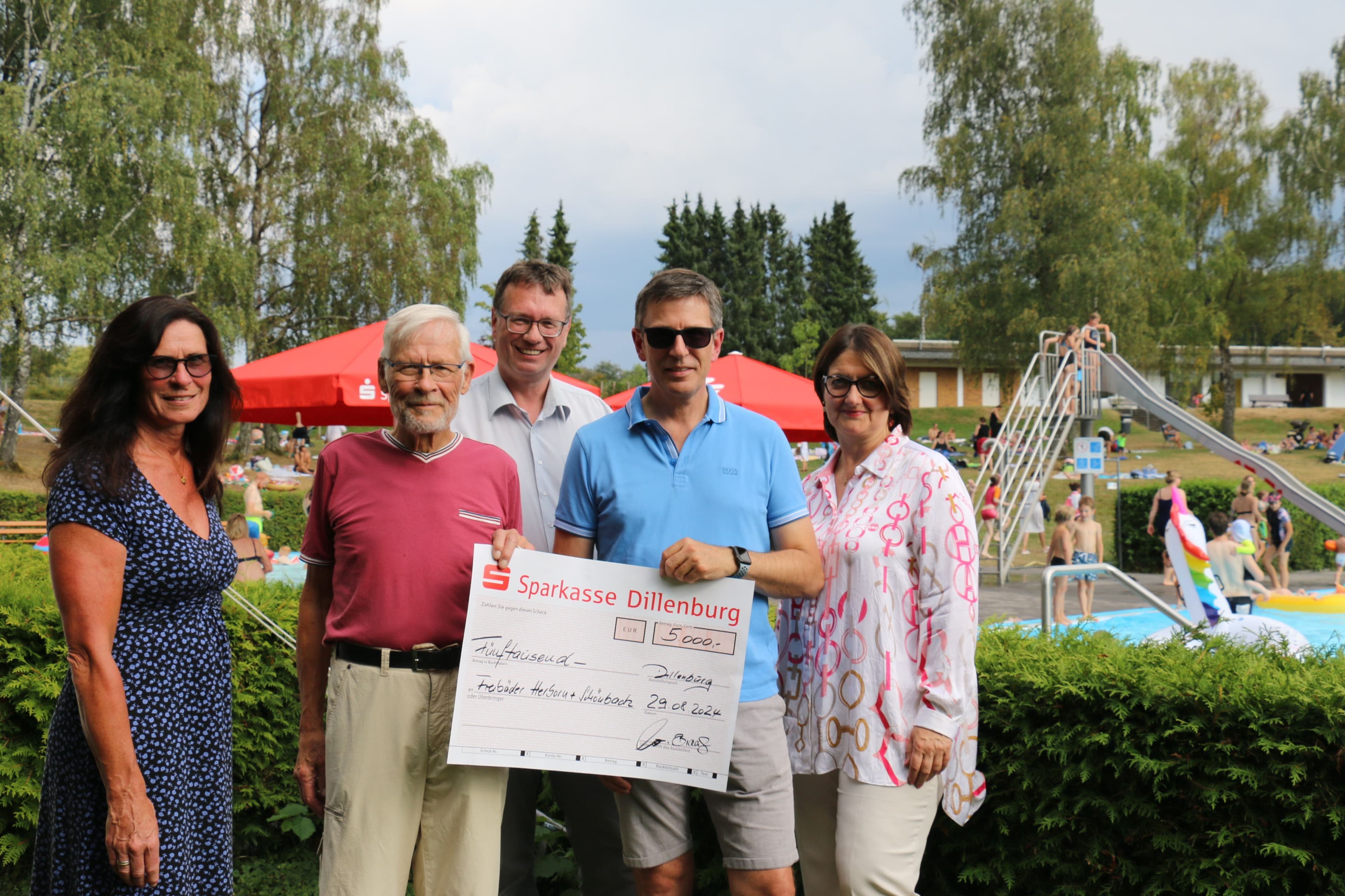 Sparkasse Dillenburg: 5.000 Euro für Schattenplätze in Freibädern | Symbolbild