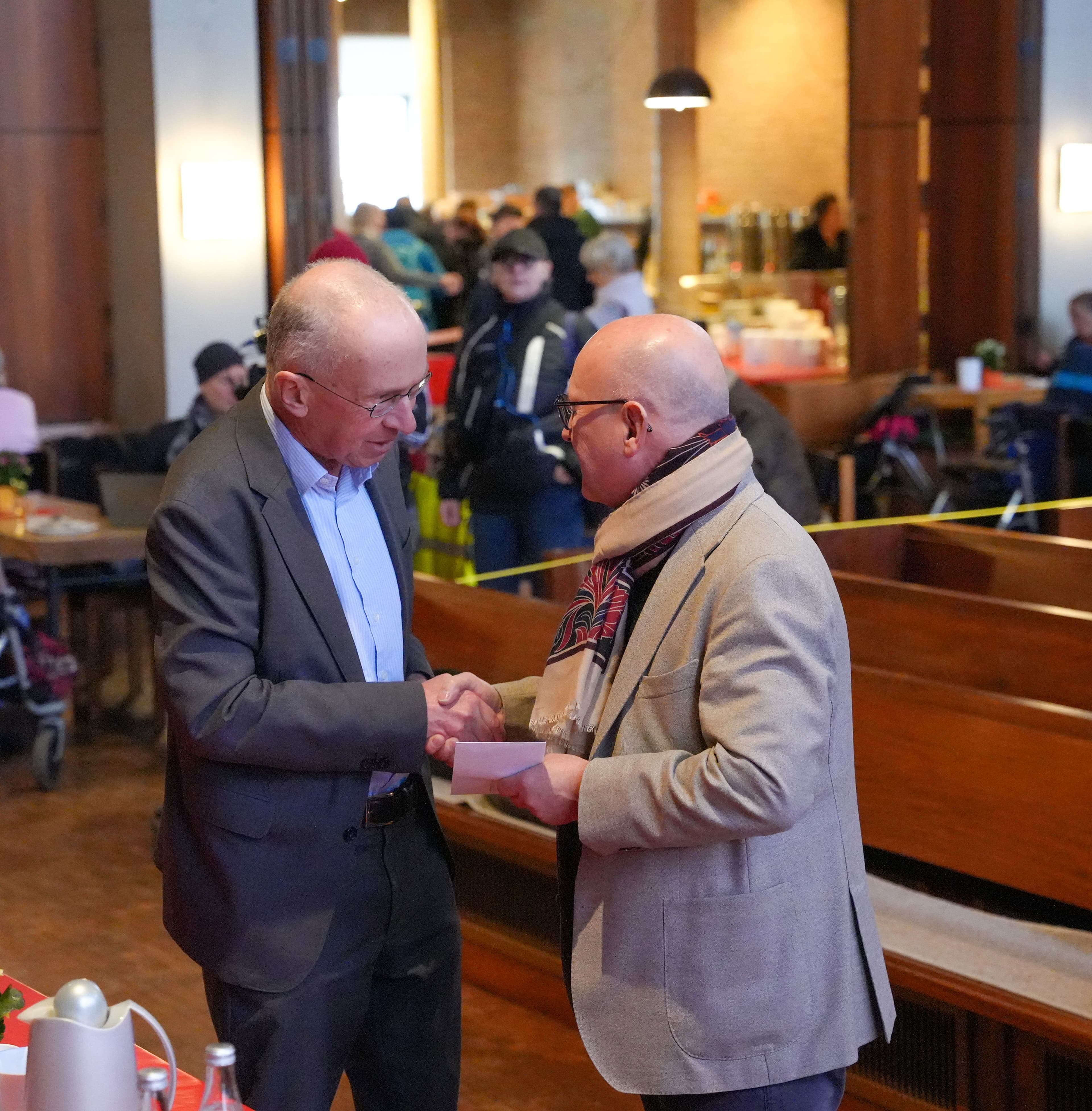 Sozialbürgermeister Fillbrunn überreicht Frank Johannes Lemke eine Spende für die Vesperkirche. Sozialbürgermeister Fillbrunn überreicht Frank Johannes Lemke eine Spende für die Vesperkirche.