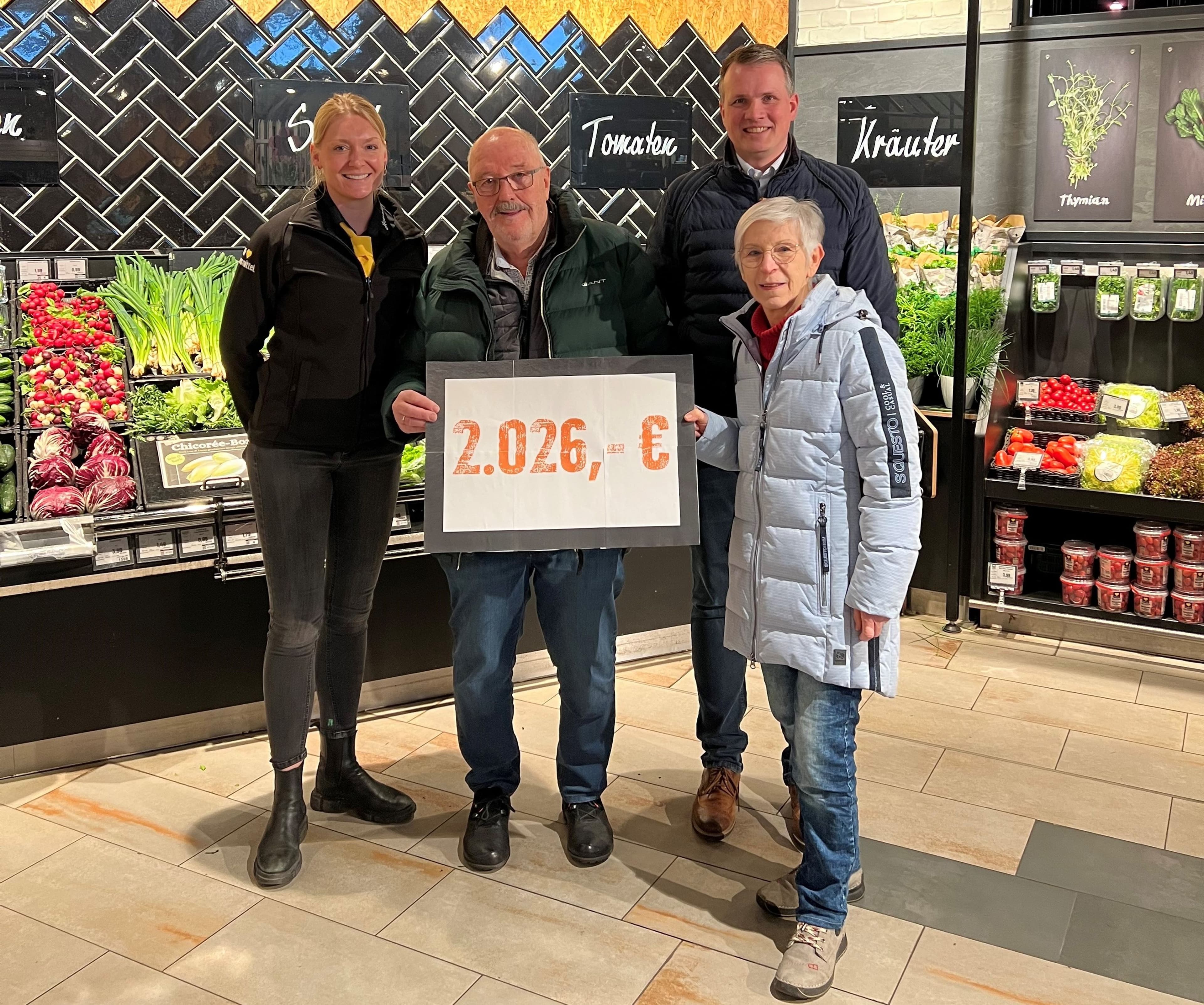 Bürgermeister macht bei der Jubiläumsaktion im Edeka-Markt Hervest persönlich Kassenarbeit für den guten Zweck. Bürgermeister macht bei der Jubiläumsaktion im Edeka-Markt Hervest persönlich Kassenarbeit für den guten Zweck.