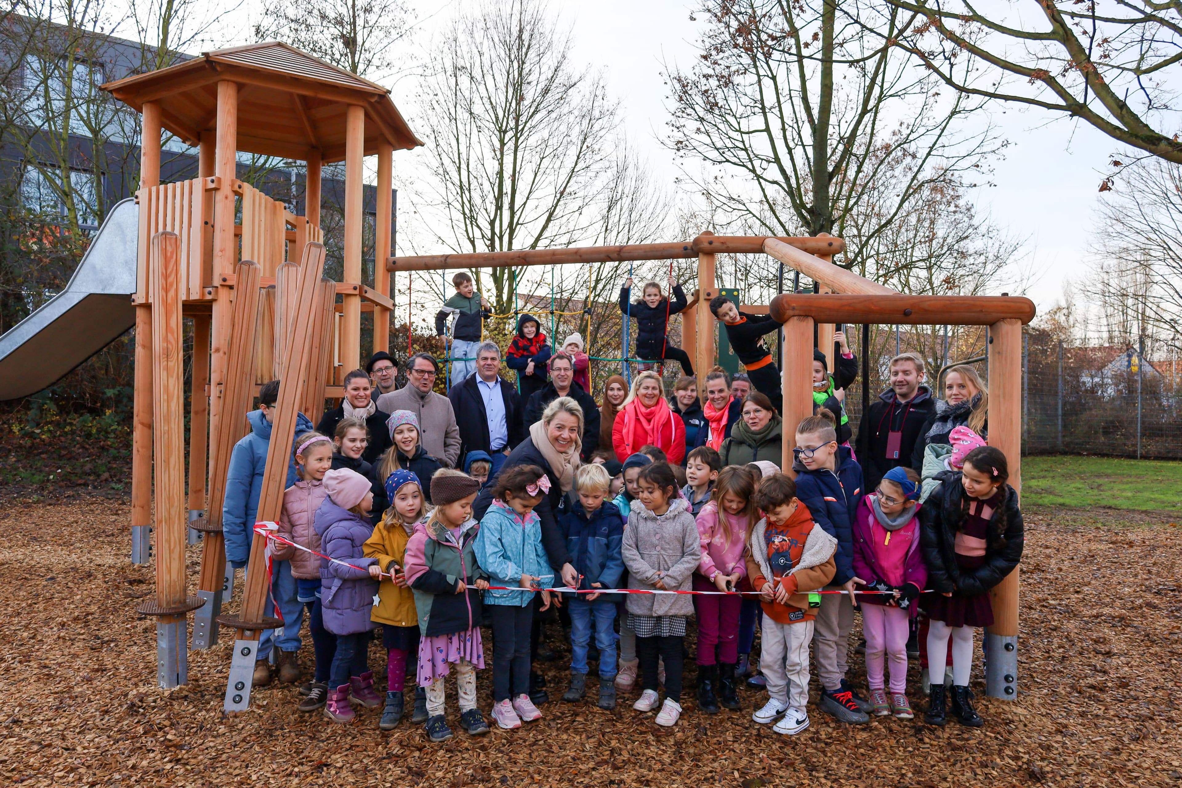 Eröffneter Spielplatz Vulkanstraße mit Kindern und Stadtverwaltung bei der Feier.