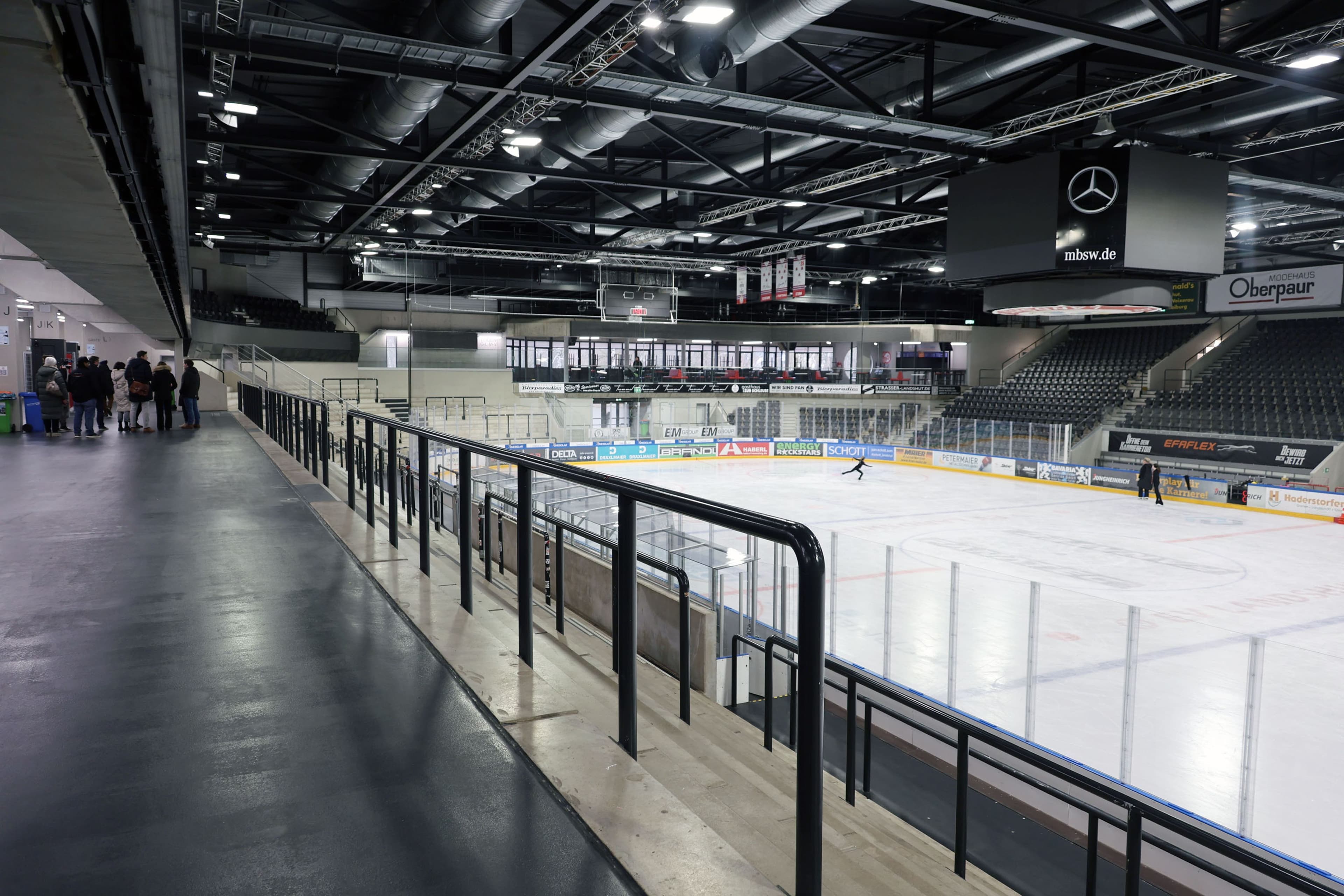 Eishockey-Legende Alois Schloder lädt ein: Exklusive Stadionführungen starten! | Symbolbild