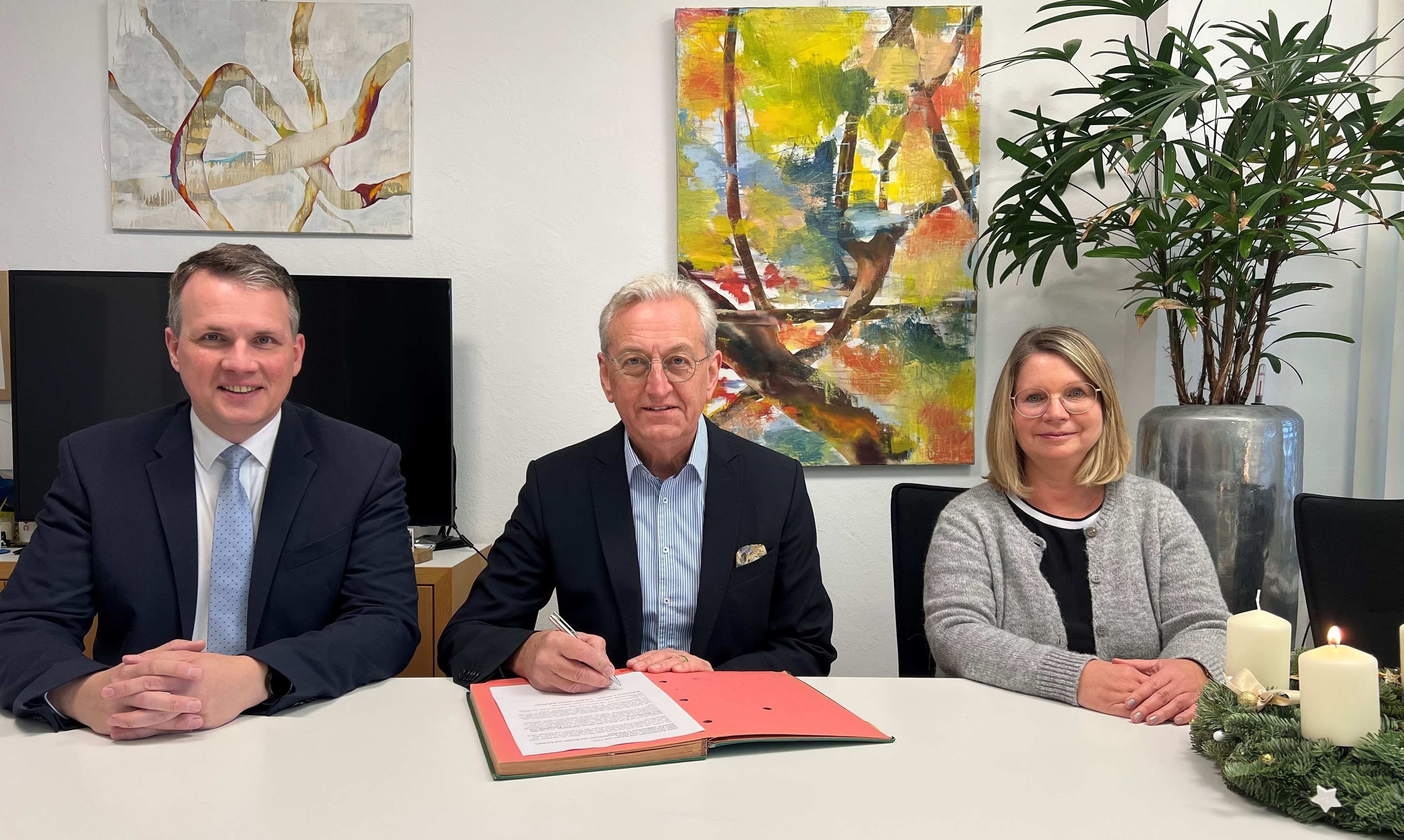 Matthias Feller, geschäftsführender Vorstand, bei der Unterzeichnung der Schul- und Finanzierungsvereinbarung.