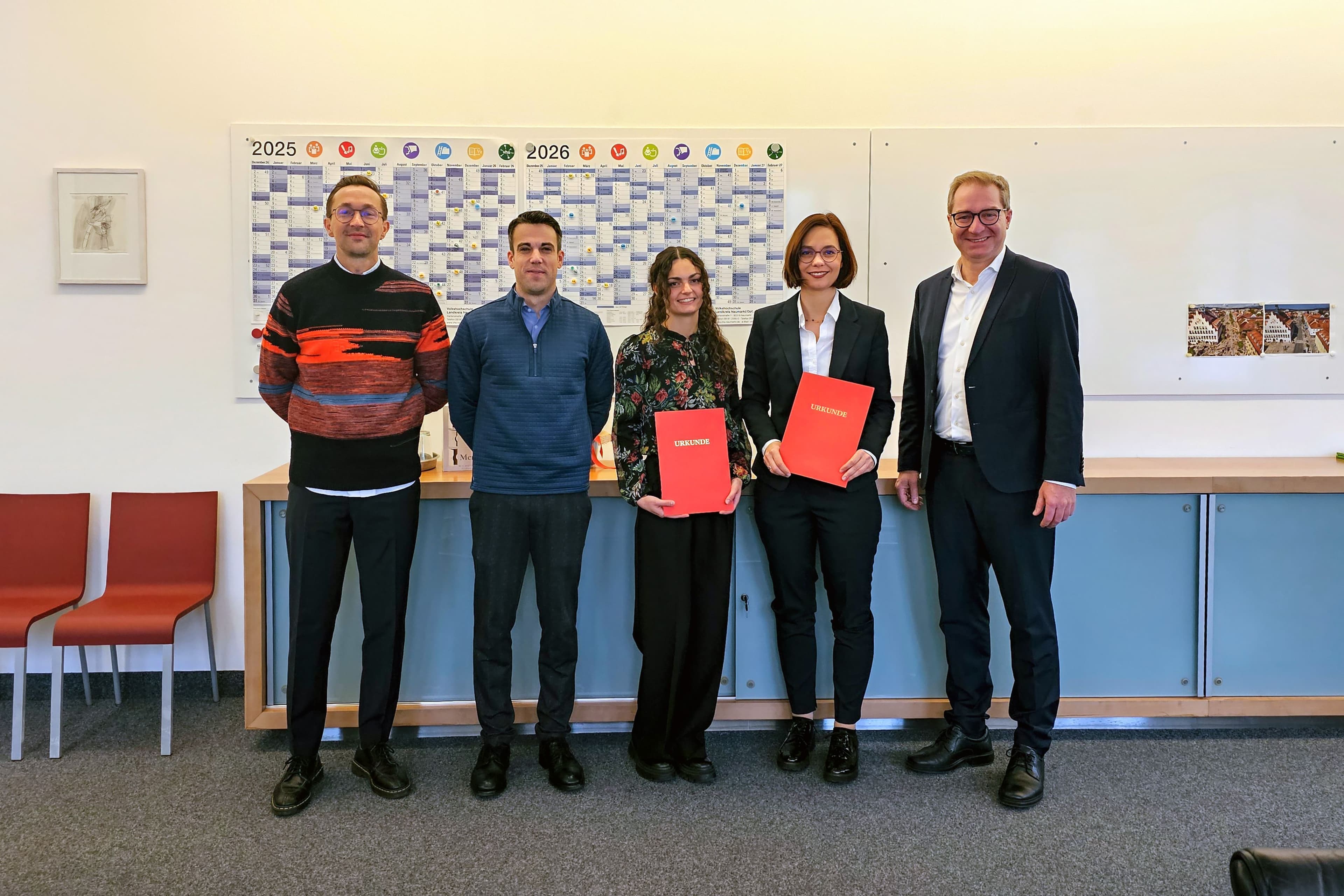 Oberbürgermeister Ochsenkühn überreicht Mira Hollweck und Ester Thanner die Ernennungsurkunden. Oberbürgermeister Ochsenkühn überreicht Mira Hollweck und Ester Thanner die Ernennungsurkunden.