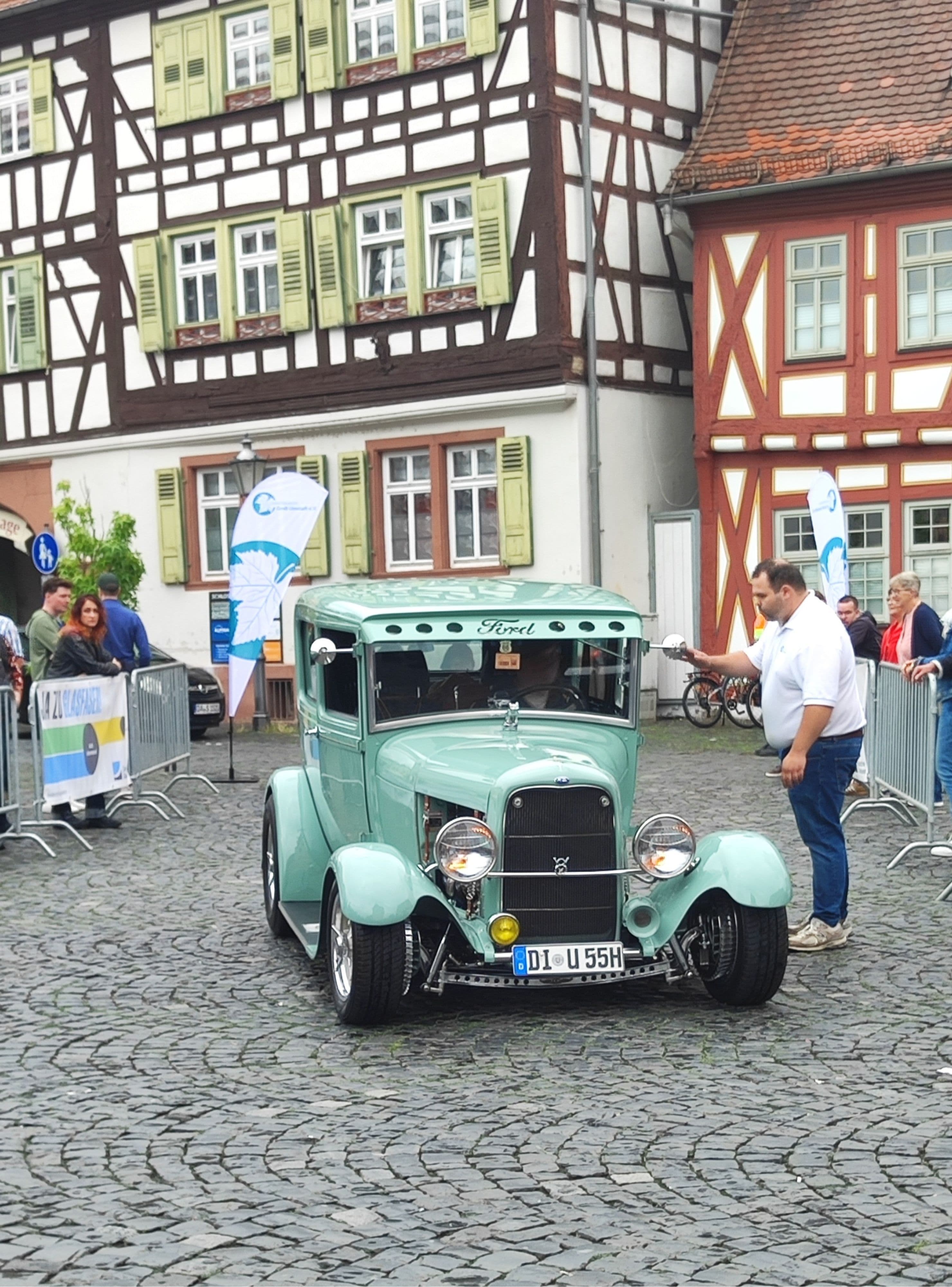 Oldtimer-Parade 2025 begeistert trotz Regen | Symbolbild