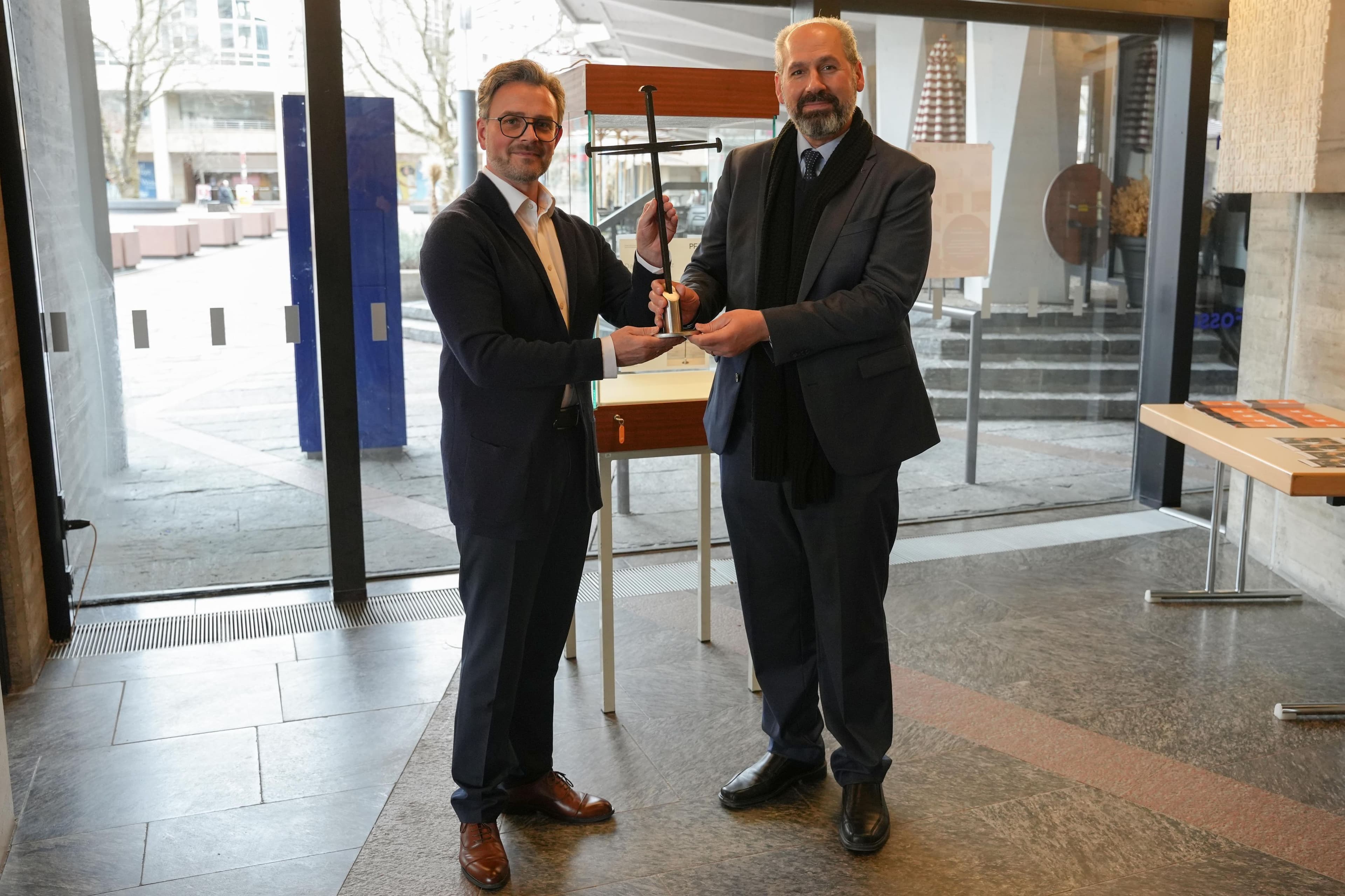 Stephen Lakkis überreicht Oberbürgermeister Peter Boch das Nagelkreuz von Coventry im Neuen Rathaus. Stephen Lakkis überreicht Oberbürgermeister Peter Boch das Nagelkreuz von Coventry im Neuen Rathaus.